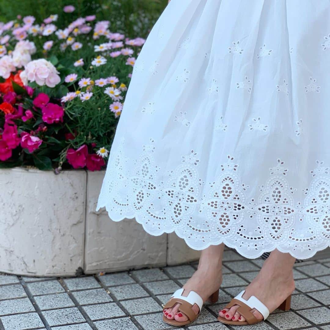 吉田美紀さんのインスタグラム写真 - (吉田美紀Instagram)「・ コットンレースのスカート♡ すでに沢山のお問い合わせ、ありがとうございます！ ・ 5/30に同素材のワンピースと同時に発売します！ ・ 本当に綺麗なレース˚⁎⁺˳✧༚ オススメです♡ ・ knit→#estnation  skirt→#lialapg sandal→#hermes  bag→#chanel ・ #coordinate #outfit #ootd #look #style #fashion #wardrobe #instagood #instafashion #lace #laceskirt #レース #レーススカート #コットンレース #ママコーデ #ママコーディネート #ママファッション #コーディネート #ファッション」5月28日 20時17分 - miki__yoshida