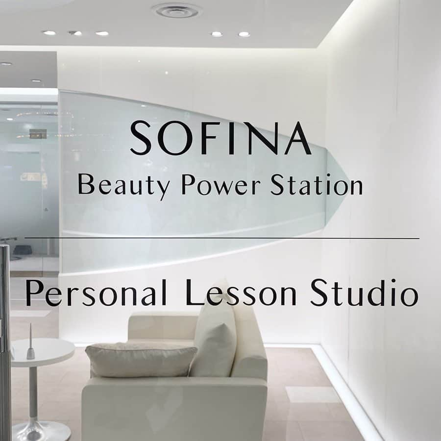 石田一帆さんのインスタグラム写真 - (石田一帆Instagram)「. 完全予約制のスキンケアレッスン SOFINA Beauty Power Station  Personal Lesson Studio へ行ってきました。 .  SOFINAさんにご招待いただいたのですが  お肌が不調期のいま原因は  内側からなのか、外側からなのか？  どこにどんなイメージを受けているのか？  明確に知りたかったので嬉しかったです😔💭 . ここでは自分のお肌の状態を知れるだけでなく  その日から実践できる正しいクレンジングの仕方や  スキンケア方法を教えていただけます✍️ . ちょうど去年の今頃このレッスンを受けていて。  去年と比較しながらの説明もしていただけたので  とってもわかりやすくて説得力も👏 . あとはスキンケアって毎日やっていることなので  どうしても自己流になってしまうところもあって  改めて定期的にみていただけることの大切さも実感。 . キレイな個室でパーソナルレッスンを受けられて  私専用のレッスンノートやサンプルもいただけて  3,000円(税抜)なんです👏コスパよすぎる◎ . 計120分のレッスン内容はこんな感じ📝 ☑︎正しいクレンジング〜スキンケアレッスン ☑︎先端の肌解析機器を使って肌測定 ☑︎お肌のトリートメント ☑︎測定結果の詳しい説明&お土産 . ちなみにソフィーナのコスメ一式揃ってるので  手ぶらできてもレッスン終了後メイクもできます◎ . 銀座のSOFINA Beauty Power Stationで  開催されているので是非予約してみてください🌿 . @sofina_ginza_jp @sofina_jp  #ik_make#sofina#beautypowerstation#ginza#skincarelesson#skincare#beauty#instabeauty#pr#ソフィーナ銀座#ソフィーナ#スキンケア#クレンジング#洗顔#ヨガ#自分磨き#銀座#銀プラ」5月28日 20時18分 - ishidakazuho