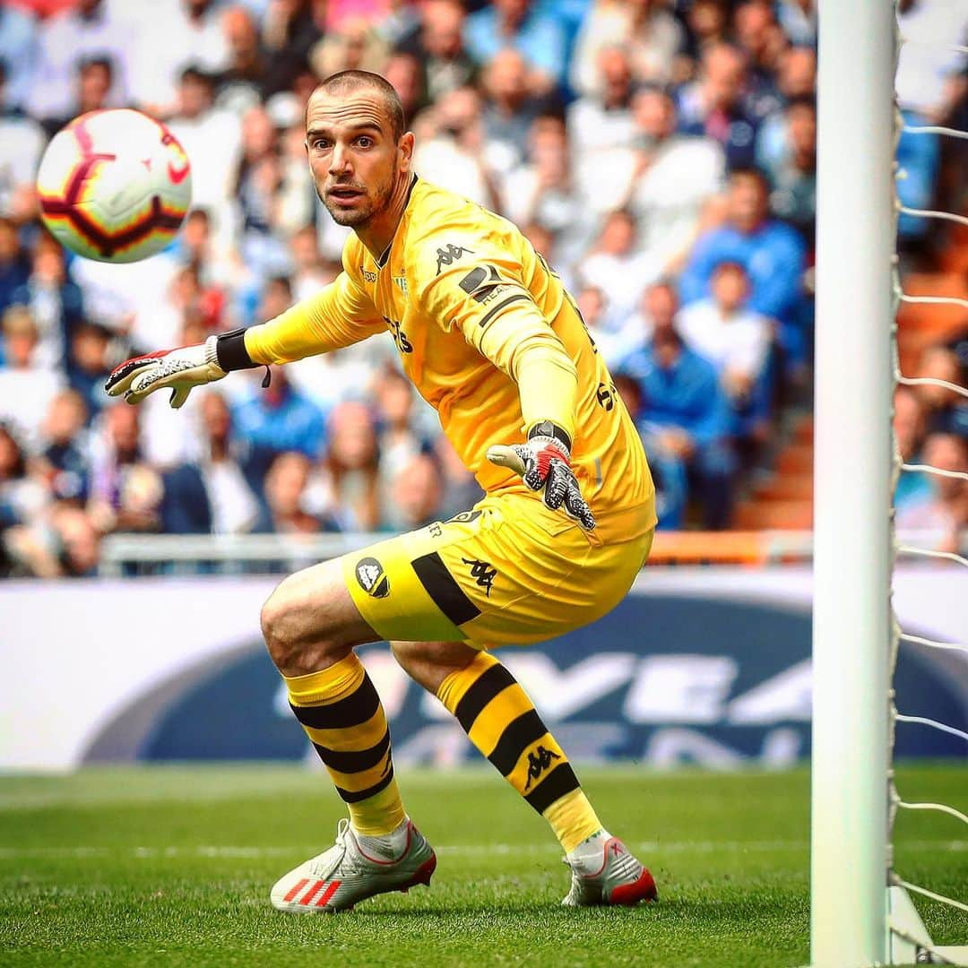 LFPさんのインスタグラム写真 - (LFPInstagram)「GOAL or OUT? 🤨 • #LaLiga #LaLigaSantander #PauLopez #RealBetis」5月28日 20時23分 - laliga