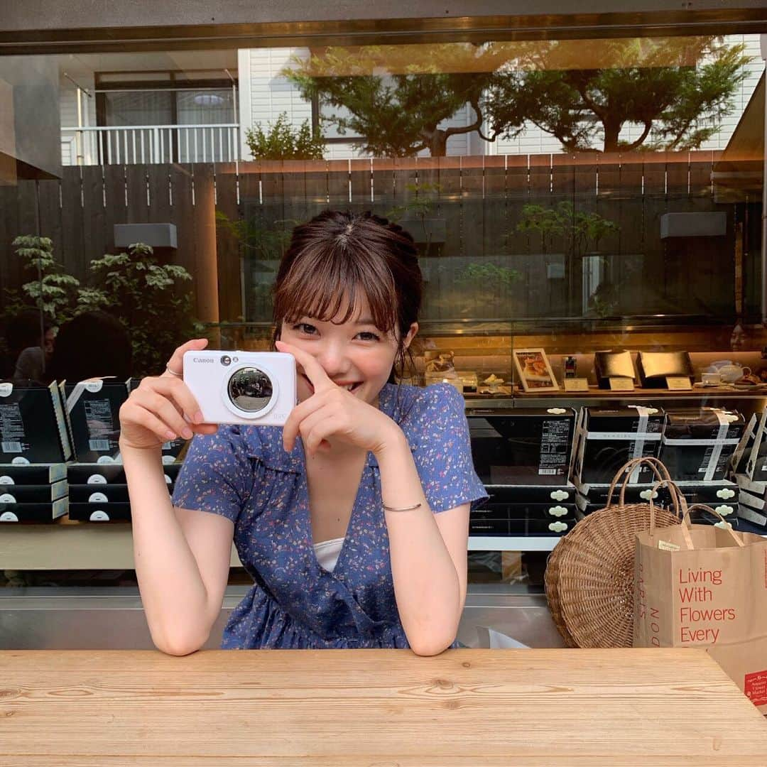 西谷菜々さんのインスタグラム写真 - (西谷菜々Instagram)「. 新しくなったcanonのinspicがすごすぎる・・！🥺 カメラ機能が搭載されて、チェキのようなインスタントカメラの使い方ができて、 カメラ部分がミラーになっているので自撮りも簡単。 そしてスマホ内の好きな写真をプリントできるミニプリンター、 加えて出てくる写真はシールになっているという！ ひとつで何役？！すごすぎて、これはゲットして良かったと思う逸品です。 これからインスピックと一緒に思い出形に残してこーっと！📷 #インスピック #inspic使ってみた #inspic」5月28日 20時18分 - nana_nishitani