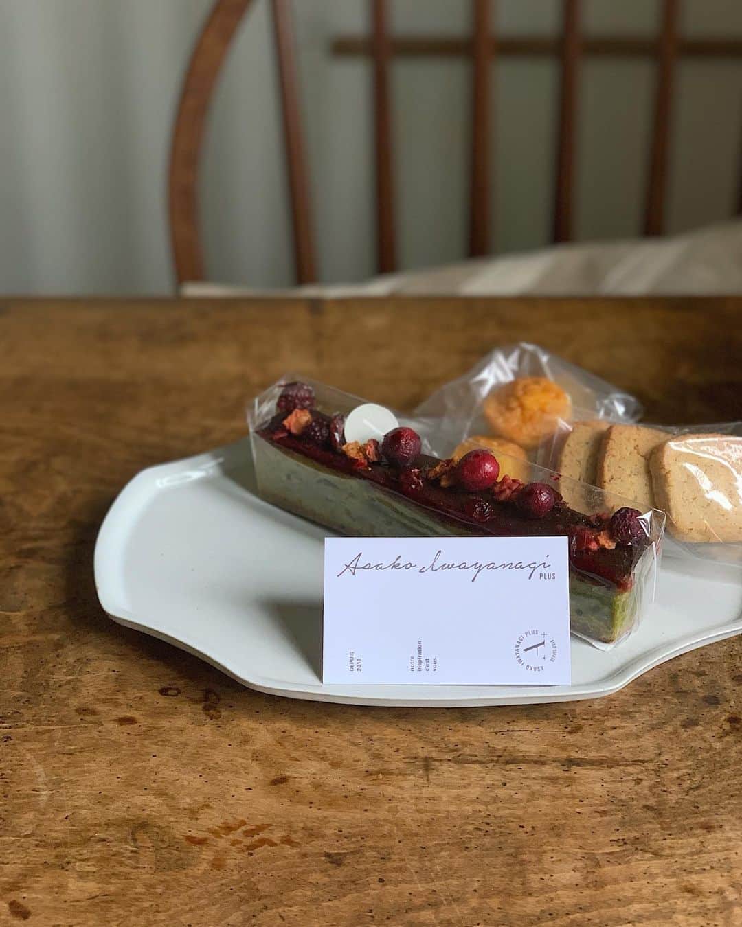 LieE 古道具のインスタグラム：「先日の うれしいおとどけもの ♡ @patisserie.asakoiwayanagi  きれいで おいしくって 食べるのもったいなかったー！ 😭 つぎ東京いったら いきたいなー ♡  @ellegourmetjp さん いつも ありがとうございます ♡ また みなさんにお会いしたいー 😭」