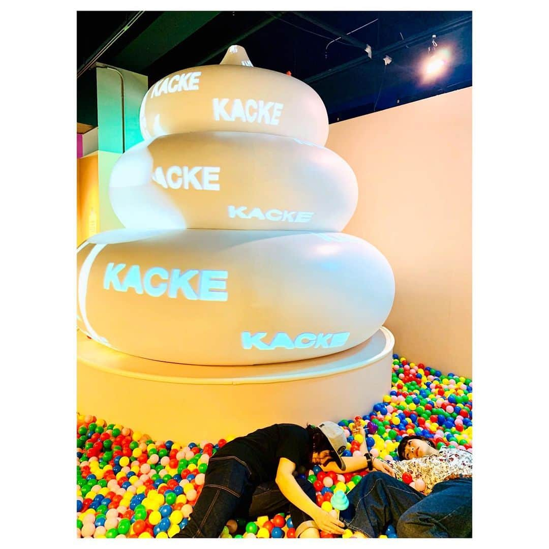 小林由佳さんのインスタグラム写真 - (小林由佳Instagram)「💩UNKO MUSEUM💩 with KOBAYA sisters🎀👩🏻👧🏻👱🏻‍♀️🎀  こばやシスターズ恒例の夏の遠足👯‍♀️🎐  わたしはスーパー乙女なので こんなとこ全然行きたくなかったんだけど 連行されて行ったら 思ってたより楽しくて、だいぶはしゃいだ🙌🏻😂😂😂  #うんこミュージアム #こばやシスターズ #うんこばやシスターズ #頭おかしいと連呼される #姉ちゃんだぞ #振り向いたらお客さんいっぱいいた #はず」5月28日 20時31分 - yuca_tan