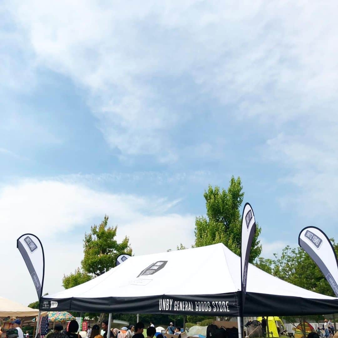 UNBY GENERAL GOODS STOREさんのインスタグラム写真 - (UNBY GENERAL GOODS STOREInstagram)「愛知のモリコロパークにて開催していました @fieldstyle_official  にお越しいただきました皆様、ありがとうございました！UNBYブースに立ち寄ってくださるみなさま、鞄やエプロンを合わせてくださるみなさま、UNBYを知らない方々にも知っていただけて。 イベントでのお客さまとの距離感はUNBYが考える理想的な距離感です。カジュアルで楽しく、礼儀ただしく、少しのおちゃらけをブレンド！みなさま、日焼け大丈夫でしたか？UNBYメンバーは、タイの現地の人並みに黒くなっていて、怪しさをかもしだしたブースに。名古屋にはPARCO東館1階と蔦屋書店にあります。お店にもどうぞ遊びにいらしてくださいね。」5月28日 20時24分 - unby_official