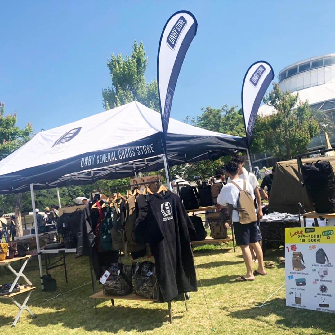UNBY GENERAL GOODS STOREさんのインスタグラム写真 - (UNBY GENERAL GOODS STOREInstagram)「愛知のモリコロパークにて開催していました @fieldstyle_official  にお越しいただきました皆様、ありがとうございました！UNBYブースに立ち寄ってくださるみなさま、鞄やエプロンを合わせてくださるみなさま、UNBYを知らない方々にも知っていただけて。 イベントでのお客さまとの距離感はUNBYが考える理想的な距離感です。カジュアルで楽しく、礼儀ただしく、少しのおちゃらけをブレンド！みなさま、日焼け大丈夫でしたか？UNBYメンバーは、タイの現地の人並みに黒くなっていて、怪しさをかもしだしたブースに。名古屋にはPARCO東館1階と蔦屋書店にあります。お店にもどうぞ遊びにいらしてくださいね。」5月28日 20時24分 - unby_official