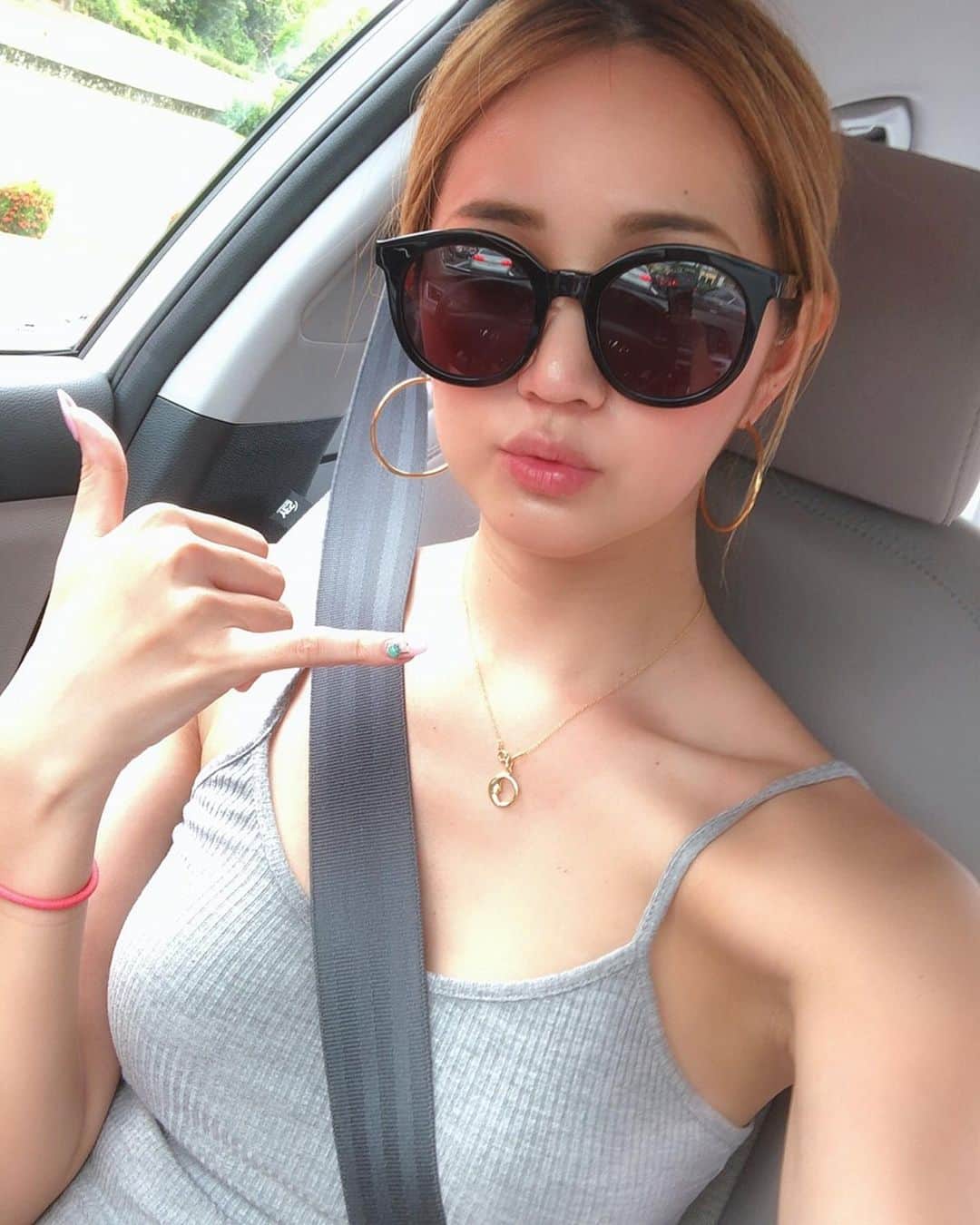 LORYのインスタグラム：「これ🤙🏽やりたがり😂笑 . ハワイのみんな優しい☺️🌺 車の運転も優しい気がする🚗 #パイスラ ？ #hawaii #bikini #summer #selfie #traveling #vacation #enjoy #happy」