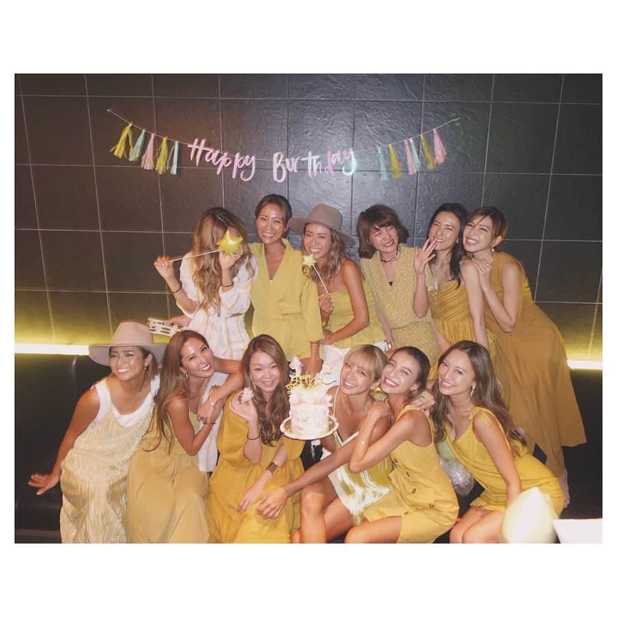 難波サキさんのインスタグラム写真 - (難波サキInstagram)「Happy Birthday @shieryy 👱🏽‍♀️💛 We love you✨✨✨ みんなで しえりの好きなカラーで イエロー 可愛かった⚡️ ケーキも 可愛いくできた💕 girlsだけの party 笑い止まらず！ 主役 楽しんでくれて よかった〜🥰 しえりのbirthday東京で 初のお祝いでした🥂 バルーン良く聞かれるのでタグ付けしてます✨ #yellowgirl #birthdayparty」5月28日 20時28分 - sakinanba