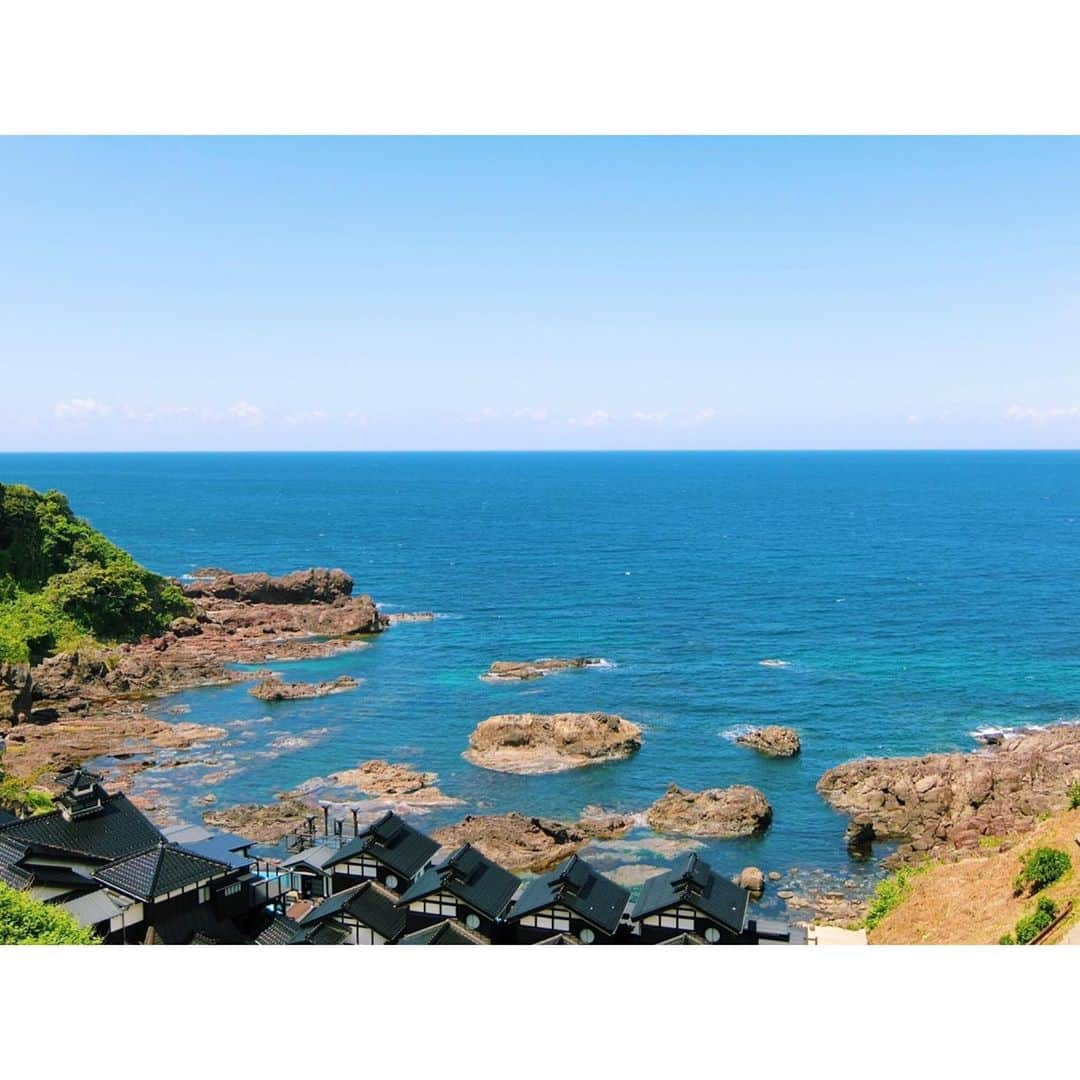 的場絢香さんのインスタグラム写真 - (的場絢香Instagram)「🌊﻿ ﻿ 能登半島の最先端！聖域の岬✨﻿ ﻿ 日本三大パワースポットのひとつ！﻿ ﻿ その中でも特にパワーが集まるのが、﻿ 青の洞窟💎💙✧﻿ 青くライトアップされた洞窟内は﻿ とっても神秘的。波の音に癒される〜。﻿ ここは願いが叶うと言われています🙏🏻❤︎﻿ ﻿ 夏限定で、船に乗ってパワースポットを﻿ 巡るツアーも行われます🛥💨(7月〜8月末)﻿ 500万年かけてつくられたという、﻿ パワーホール！ほんとにキレイ…！！﻿ (波が高いと出航できないので、﻿ ツアーに参加できるかも運次第☝︎)﻿ ﻿ 体いっぱいパワーチャージしてきました🌏*.・﻿ ﻿ ____________________________________________ #石川さん情報liveリフレッシュ #石川テレビ #旅したがーる #旅行 #石川県 #能登 #珠洲 #聖域の岬 #青の洞窟 #パワーホール #海 #パワースポット #日本三大パワースポット」5月28日 20時28分 - ayaka_matoba