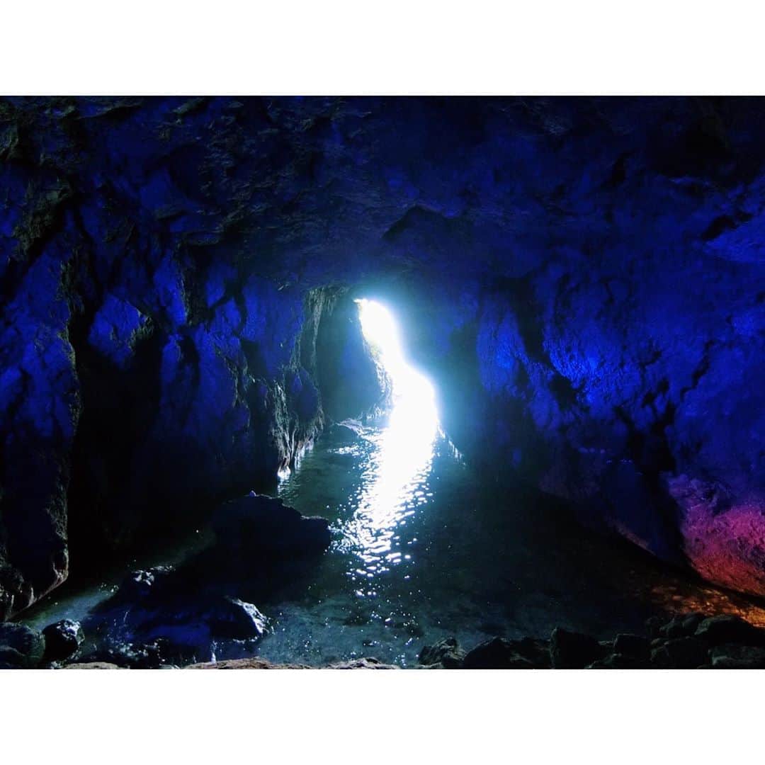 的場絢香さんのインスタグラム写真 - (的場絢香Instagram)「🌊﻿ ﻿ 能登半島の最先端！聖域の岬✨﻿ ﻿ 日本三大パワースポットのひとつ！﻿ ﻿ その中でも特にパワーが集まるのが、﻿ 青の洞窟💎💙✧﻿ 青くライトアップされた洞窟内は﻿ とっても神秘的。波の音に癒される〜。﻿ ここは願いが叶うと言われています🙏🏻❤︎﻿ ﻿ 夏限定で、船に乗ってパワースポットを﻿ 巡るツアーも行われます🛥💨(7月〜8月末)﻿ 500万年かけてつくられたという、﻿ パワーホール！ほんとにキレイ…！！﻿ (波が高いと出航できないので、﻿ ツアーに参加できるかも運次第☝︎)﻿ ﻿ 体いっぱいパワーチャージしてきました🌏*.・﻿ ﻿ ____________________________________________ #石川さん情報liveリフレッシュ #石川テレビ #旅したがーる #旅行 #石川県 #能登 #珠洲 #聖域の岬 #青の洞窟 #パワーホール #海 #パワースポット #日本三大パワースポット」5月28日 20時28分 - ayaka_matoba