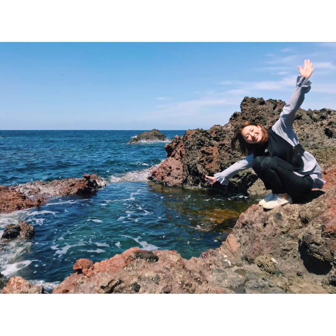 的場絢香さんのインスタグラム写真 - (的場絢香Instagram)「🌊﻿ ﻿ 能登半島の最先端！聖域の岬✨﻿ ﻿ 日本三大パワースポットのひとつ！﻿ ﻿ その中でも特にパワーが集まるのが、﻿ 青の洞窟💎💙✧﻿ 青くライトアップされた洞窟内は﻿ とっても神秘的。波の音に癒される〜。﻿ ここは願いが叶うと言われています🙏🏻❤︎﻿ ﻿ 夏限定で、船に乗ってパワースポットを﻿ 巡るツアーも行われます🛥💨(7月〜8月末)﻿ 500万年かけてつくられたという、﻿ パワーホール！ほんとにキレイ…！！﻿ (波が高いと出航できないので、﻿ ツアーに参加できるかも運次第☝︎)﻿ ﻿ 体いっぱいパワーチャージしてきました🌏*.・﻿ ﻿ ____________________________________________ #石川さん情報liveリフレッシュ #石川テレビ #旅したがーる #旅行 #石川県 #能登 #珠洲 #聖域の岬 #青の洞窟 #パワーホール #海 #パワースポット #日本三大パワースポット」5月28日 20時28分 - ayaka_matoba