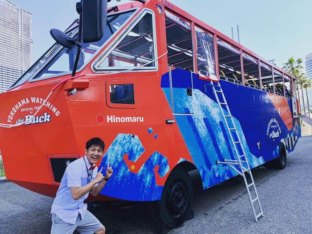 松山航大さんのインスタグラム写真 - (松山航大Instagram)「★ これダネッ横浜旅！ 見どころ満載になっております。 6月1日（土）放送です。 . 半袖半ズボンに蝶ネクタイ。 たのしはずかし。 . #長野放送 #土曜はこれダネッ！ #横浜 #日清 #カップヌードル #カップヌードルミュージアム #水陸両用バス #スカイダック #横浜中華街 #招福門 #鼎雲茶倉 #タピオカ #アナウンサー #小宮山瑞季 #松山航大」5月28日 20時36分 - kodai_matsuyama