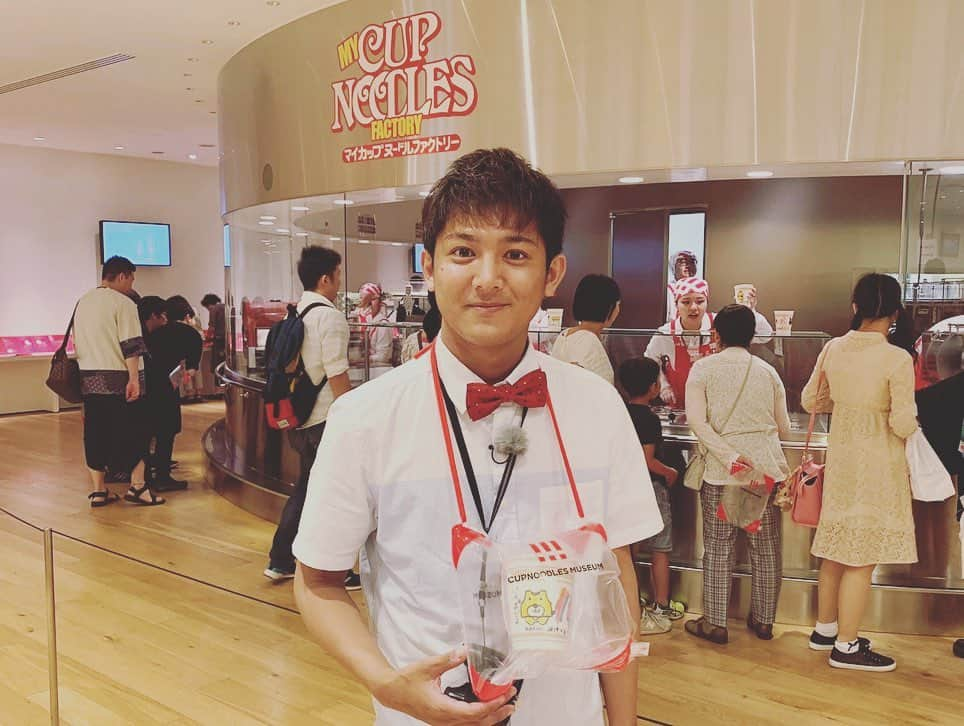 松山航大さんのインスタグラム写真 - (松山航大Instagram)「★ これダネッ横浜旅！ 見どころ満載になっております。 6月1日（土）放送です。 . 半袖半ズボンに蝶ネクタイ。 たのしはずかし。 . #長野放送 #土曜はこれダネッ！ #横浜 #日清 #カップヌードル #カップヌードルミュージアム #水陸両用バス #スカイダック #横浜中華街 #招福門 #鼎雲茶倉 #タピオカ #アナウンサー #小宮山瑞季 #松山航大」5月28日 20時36分 - kodai_matsuyama