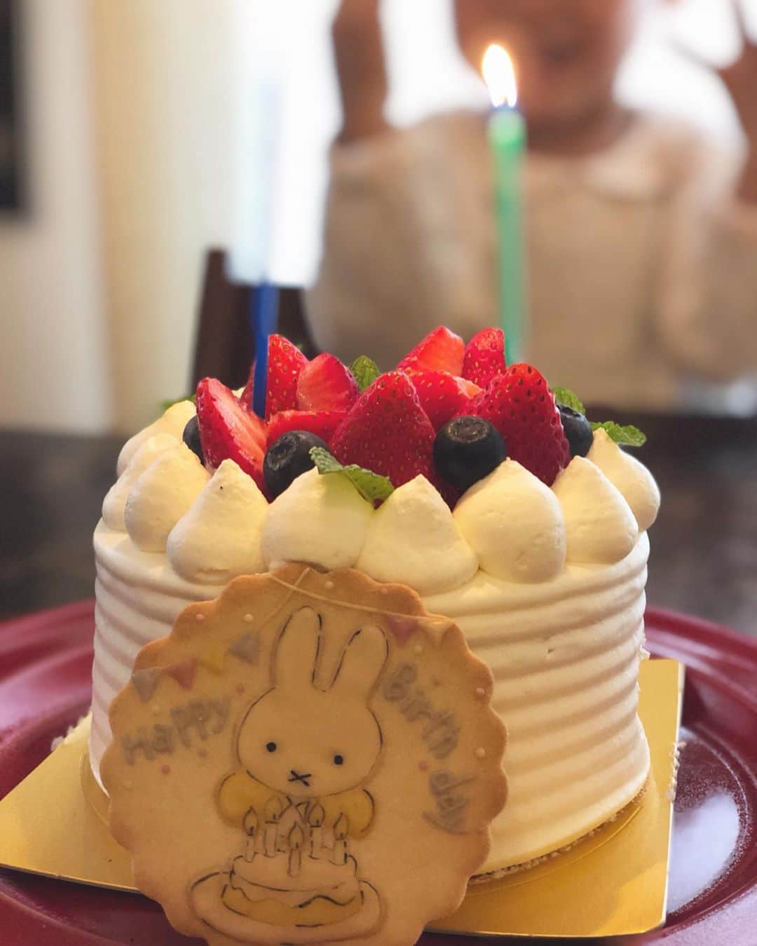 Chocolatさんのインスタグラム写真 - (ChocolatInstagram)「１日遅れの誕生日ケーキは @t.sweets.labo さんにお願いして作ってもらいました🎂大好きないちごとブルーベリー、ミッフィー好きな🤴のために描いてくれたクッキー付き♡素材がヘルシーだから甘すぎなくて、とっってもおいしかった〜🥰 ・ ・ #2歳 #happy2ndbirthday  #birthdaycake  #食べるときはブラウス脱いで #タンクトップ🤴」5月28日 20時38分 - chocolatandakito