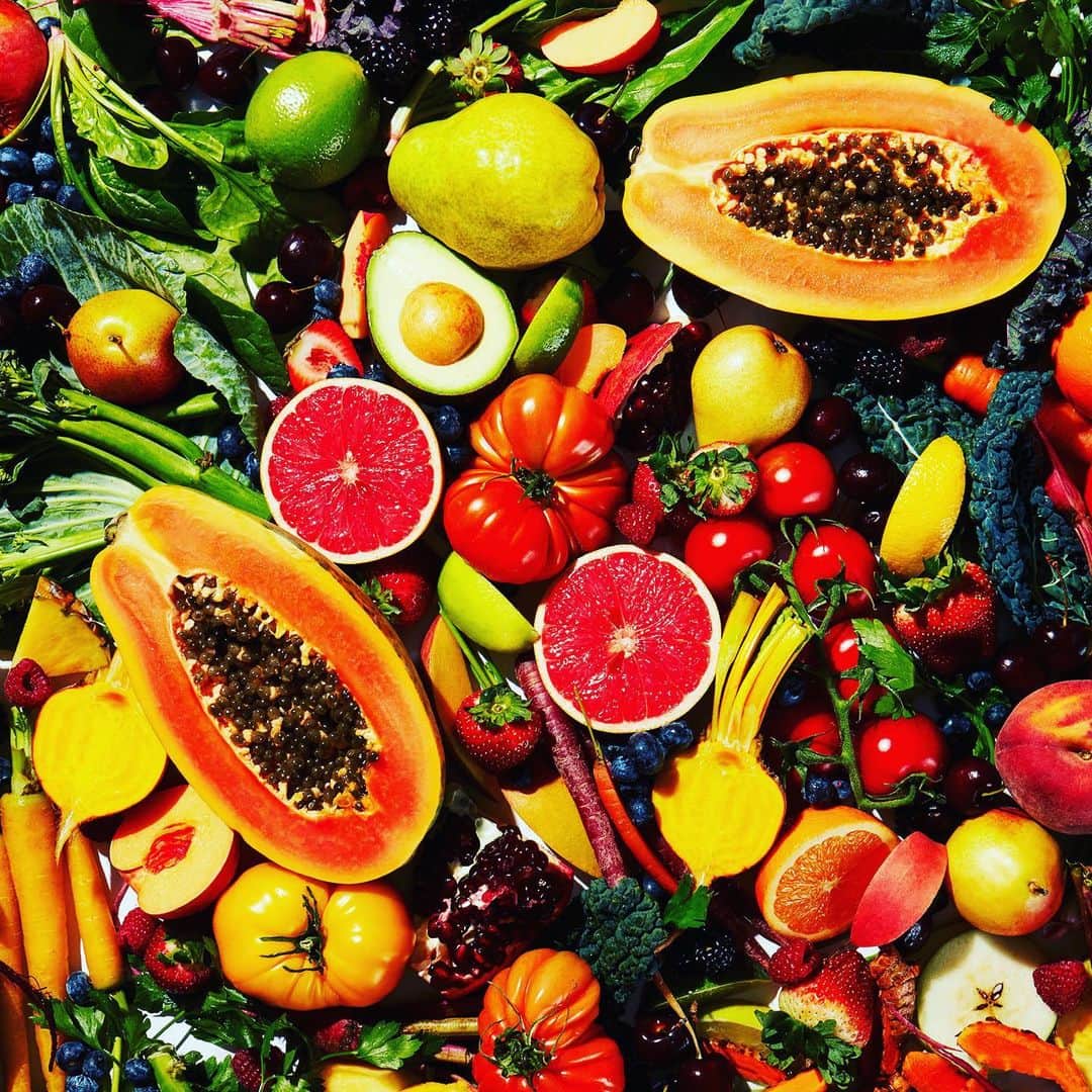 ボビー・ブラウンのインスタグラム：「Fuel your beauty by feeding your body. I’m posting this stunning shot created by @joninnewyork and @oliviamackmccool for @evolution_18 and @walmart. If you’re anything like me, you let it go sometimes and eat or drink things you don’t usually. So instead of feeling bad, cleansing, fasting, extreme eating or worst of all obsessing... just eat real beautiful food grown in the earth to refuel your body. Drink your water and eat your plants. Then you’ll have energy to move your body. @nutritionschool @iinalumni」