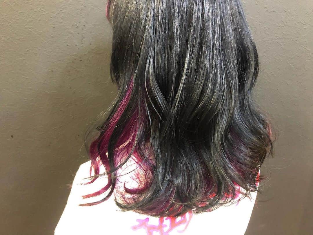 salon PRATiNO(サロンプラチノ)のインスタグラム：「. 💜パープルインナーカラー💜 . チラッと見える原色カラーが、もの凄く可愛く見えるインナーカラー✨ 巻き髪もアップスタイルも、セットによってインナーカラーの出方が変わるので、アレンジが楽しくなっちゃいます💗  是非色んなインナーカラーを試してみて❣️ . . 【CLAVIS PRATINO】 ◇月曜日～土曜日 11:00～20:00 ◇日曜日 11:00～18:00 ※時間外はお問い合わせください。 愛知県名古屋市中区錦3-4-19石垣ビル７Ｆ ☎︎052-962-7017 . . #hairstyle #hair #cornrow #clavispratino #pratino #hairsalon #FIBREPLEX #nagoya #haircolor #love #特殊ヘア #ブラックヘア  #コーンロウ #ブレイズ  #派手髪 #ヘアカラー  #外国人風カラー#バレイヤージュ #グラデーション  #美容室 #ヘアサロン #クラビスプラチノ #名古屋 #栄 #錦」