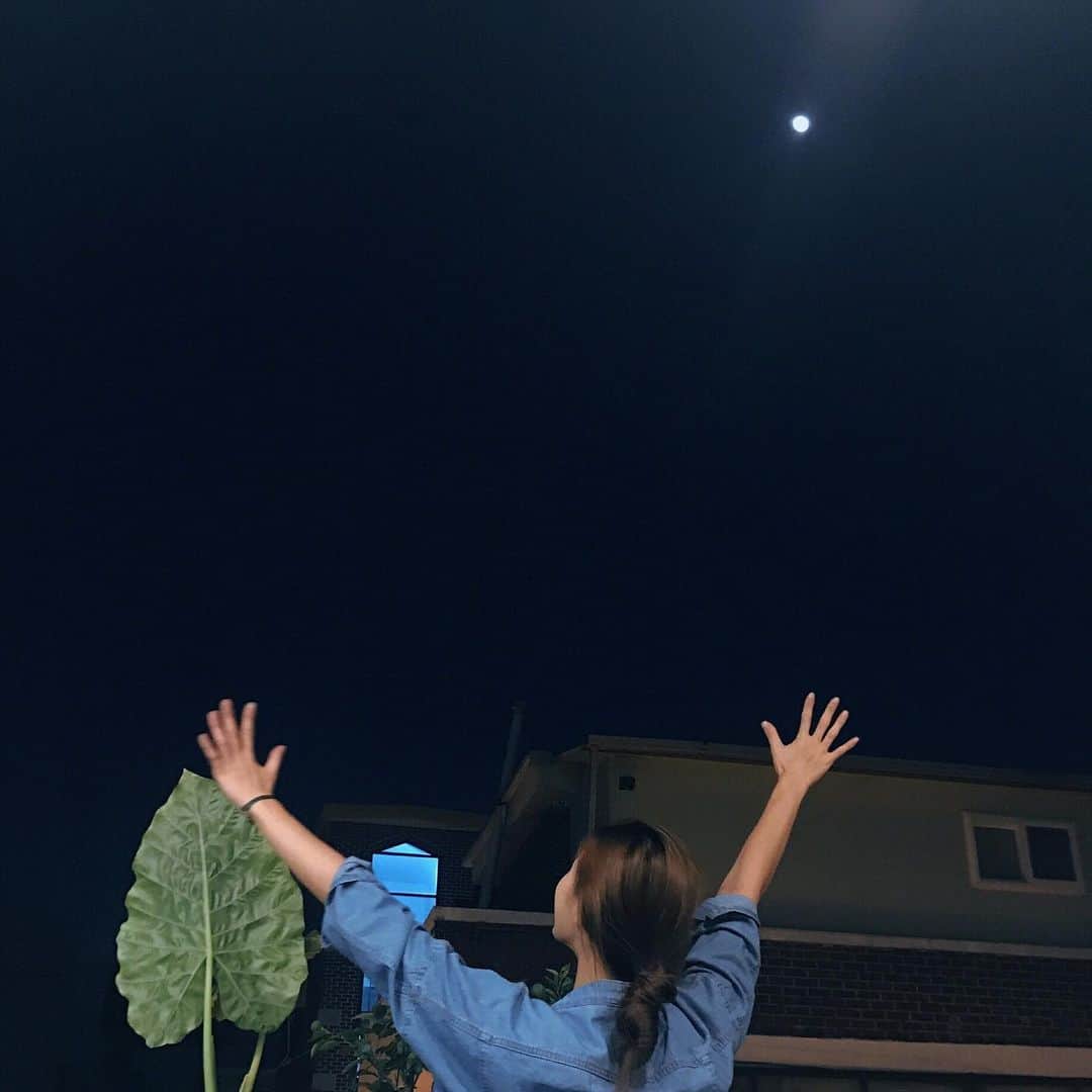 ユ・スンオクさんのインスタグラム写真 - (ユ・スンオクInstagram)「- > #🌝#🌕 우와 ❕❕나 달이랑 사진 찍고싶어 😆☺️ 그렇게 달이랑 함께 #찰칵#✌🏻」5月28日 20時41分 - seungok_yu