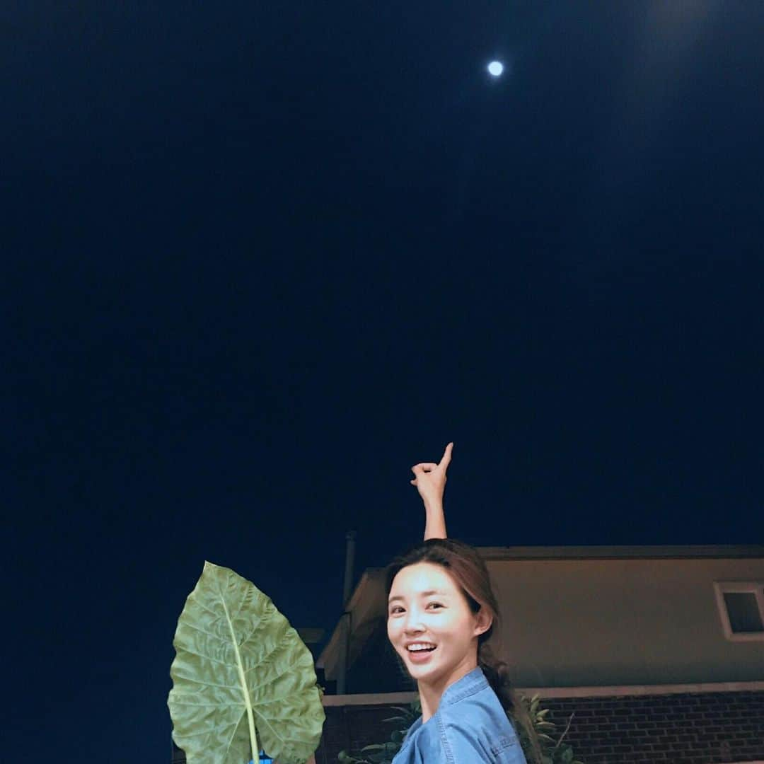 ユ・スンオクさんのインスタグラム写真 - (ユ・スンオクInstagram)「- > #🌝#🌕 우와 ❕❕나 달이랑 사진 찍고싶어 😆☺️ 그렇게 달이랑 함께 #찰칵#✌🏻」5月28日 20時41分 - seungok_yu