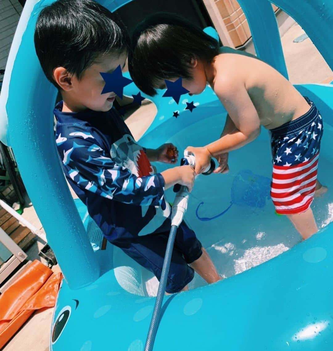 小池真友さんのインスタグラム写真 - (小池真友Instagram)「日曜日に蘭ちゃん🏠でプール開き🏖💓 気温34度の日だったからすごい気持ち良さそうだった、、！ 大人の私達も入りたかった〜🤣🙏🏼 今年は5月で激暑だからプールの回数増えそうな予感。 いつも兄弟と遊んでくれてありがとう💓 . . #男の子ママ #プール開き #男の子兄弟 #3歳3ヶ月 #1歳6ヶ月 #2歳差育児 #暑すぎて顔面真っ赤 #本気で熱中症が怖い」5月28日 20時43分 - koikemayu_