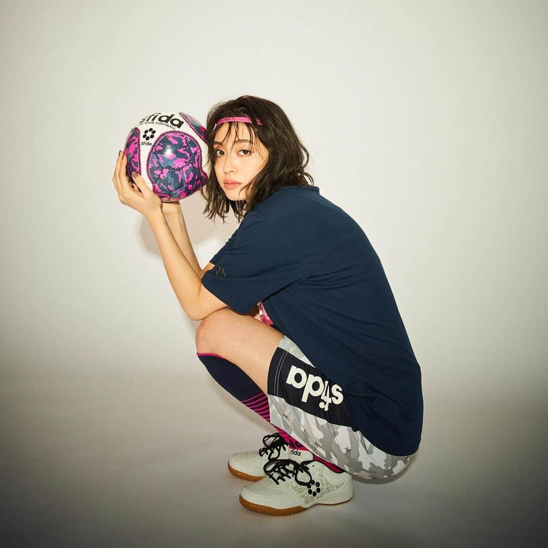 sfidaさんのインスタグラム写真 - (sfidaInstagram)「. 💫coming  soon!!!!!!!💫 【INFINITO NEO collection】 . ️INFINITO NEO . size  futsal4 color YELLOW/NAVY/PINK ¥3,500(+tax) . JFA検定球 2019/2020Ｆリーグ公式試合球 レプリカモデル . オンラインストアにてご予約受付中！ 今ならご予約でスターカモ柄マルチバックがついてくる！ . model📸ai okawa(@okawa.ai )  #sfida #スフィーダ #aiokawa #大川藍 #futsal #フットサル #fleague #Ｆリーグ #officialball #公式試合球 #INFINITONEO #インフィニート #football #フットボール #new #newsrelease #newproducts #キャンペーン実施中」5月28日 20時53分 - sfidasports