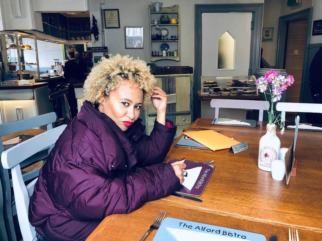 Emeli Sandéのインスタグラム：「Back in my home town Alford,  Aberdeenshire 🏴󠁧󠁢󠁳󠁣󠁴󠁿🏴󠁧󠁢󠁳󠁣󠁴󠁿🏴󠁧󠁢󠁳󠁣󠁴󠁿🏴󠁧󠁢󠁳󠁣󠁴󠁿 in the Bistro where I had my first summer job (My waitress skills...left a lot to be desired 🤷🏽‍♀️) It’s day 1 recording an awesome documentary with @bbcscotland called “Emeli’s street symphony” ....very excited for the journey around Scotland ahead and for you to see it!」