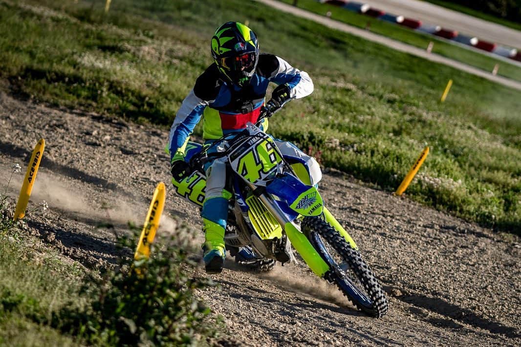 バレンティーノ・ロッシのインスタグラム：「Training at the MotoRanch MX park with @vr46ridersacademyofficial 📸 @camilss」