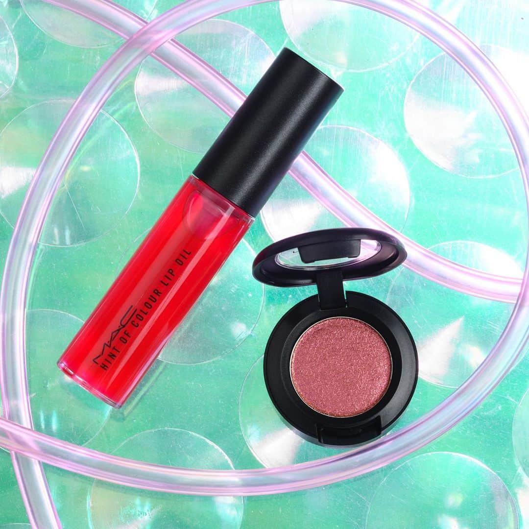 M∙A∙C Cosmetics Japanのインスタグラム：「⠀ いよいよ5/31より、ももいろクローバーZ とM·A·C がコラボレーションしたビジュアルの展開がスタート✨ メイクアップカードとポーチは、何色が出るのかお楽しみ・・・❤️ #MACXMCZ ⠀ ⠀ #MACXMCZ オリジナルポーチ&メイクアップカードプレゼントキャンペーン M·A·C 公式オンラインショップ、全国のM·A·C 店舗にて対象製品（ヒント オブ カラー リップ オイル又はダズルシャドウ）を１点以上ご購入の方にメイクアップカードを、対象製品を含む3,500 円（税抜）以上ご購入の方にオリジナルポーチをプレゼント！ ⠀ *公式オンラインショップ先行開始  5/30（木）AM10:00～なくなり次第終了 *全国店舗　5/31(金) ～ 6/19(水) *全国のM·A·C 店舗にて各日ごとに先着順で限定枚数を配布予定 *メイクアップカード及びポーチのプレゼントはオンラインショップ、店頭共にお1人様1会計(合算不可)につき各1回まで *メイクアップカード及びポーチの種類はお選びいただけません。 ⠀ ↓↓掲載製品↓↓ [ヒント オブ カラー リップ オイル] ラ ラ ラブ ユー [ダズルシャドウ] レッツ ロール ⠀ ⠀ ⠀ ⠀ ⠀ ⠀ #MACCosmeticsJapan #MACコスメ #MACCosmetics #MAC #コスメ #メイク #ももいろクローバーZ #ももクロ #momoirocloverz #MCZ #コラボ #コラボレーション #限定 #キャンペーン」