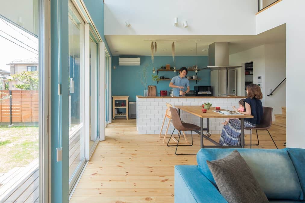 ルポハウス一級建築士事務所さんのインスタグラム写真 - (ルポハウス一級建築士事務所Instagram)「・ ・ ・ 海辺をイメージさせるブルーの壁、パイン材をの床。 ・ 白を基調としたデザインで、アメリカ西海岸を感じる空間に。 ・ ・ ・ 𓐌𓐌𓐌𓐌𓐌𓐌𓐌𓐌𓐌𓐌𓐌𓐌𓐌𓐌𓐌𓐌𓐌𓐌  ルポハウスの施工事例はこちらまで☞ @reposhouse  𓐌𓐌𓐌𓐌𓐌𓐌𓐌𓐌𓐌𓐌𓐌𓐌𓐌𓐌𓐌𓐌𓐌𓐌 #ルポハウス は#ちょっとかっこいい家 を"友人のために" という思いでつくっています。 一生に一度の#マイホーム。 「あなたにしかできない」×「ルポハウスだからできる」で、 私たちだけの#家づくり を思いっきり楽しんでみませんか？！ ・ ・ ・ #住宅 #注文住宅 #新築一戸建て #シンプルな暮らし #デザイナーズ住宅  #一級建築士事務所 #設計事務所 #design #simple #滋賀県大津市 #滋賀県草津市 #滋賀県栗東市 #キッチンインテリア #ダイニングインテリア #パイン材 #アメリカ西海岸スタイル」5月28日 21時00分 - reposhouse
