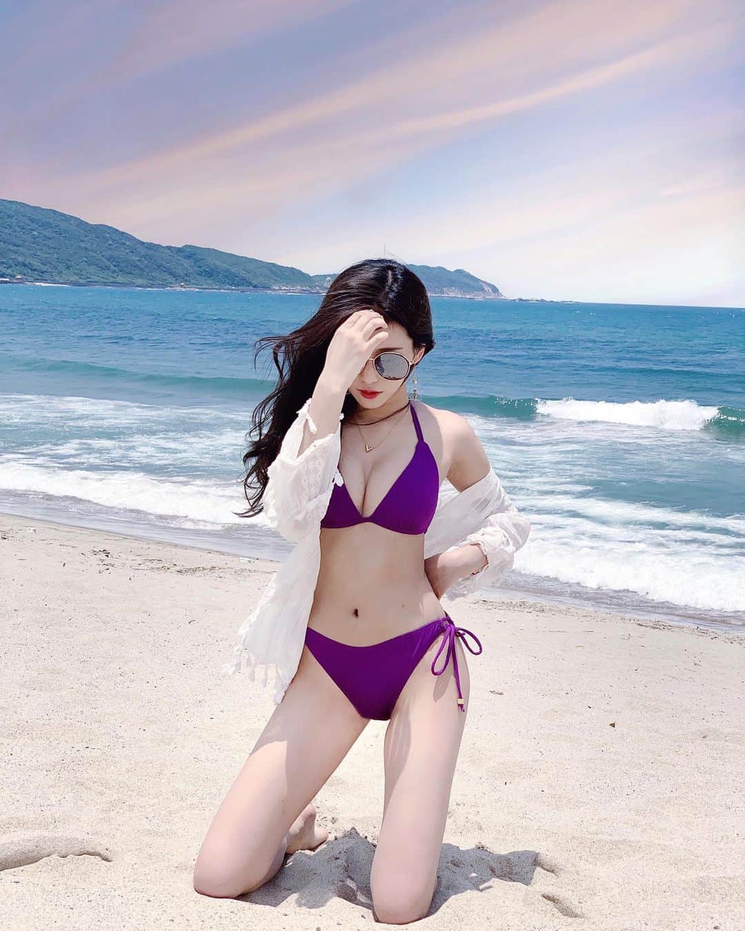 張楚珊さんのインスタグラム写真 - (張楚珊Instagram)「👙 / @wave_shine  第一次穿紫色，好顯白🥰 大家可以去店面試穿尺寸，比較準確～ 剛好挑在生理期前來海邊拍 哈哈哈哈🙈 海邊照結束～期待7月峇里島💞🏖️ 希望峇里島的照片能有一點點馬甲線⋯（噗）」5月28日 21時00分 - iam33___