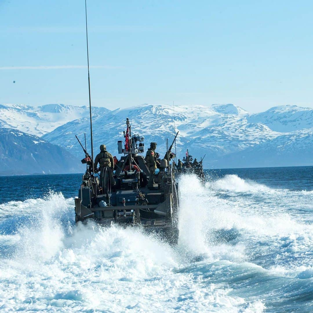 アメリカ海兵隊さんのインスタグラム写真 - (アメリカ海兵隊Instagram)「Ice Blue  U.S. reconnaissance Marines and the Norwegian Coastal Ranger Commando (KJK) head to insert the teams for the final mission during Exercise Platinum Ren in Norway.  #Marines #USMC #MarineLife #Norway #Mountains #Military #Blue」5月28日 21時01分 - marines