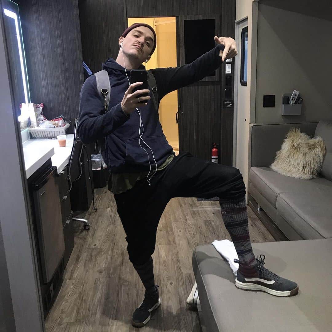 カイル・ガルナーのインスタグラム：「The moment you realized that you matched your shoes with your socks and hat while getting dressed in the dark at 5 am. I’m lucky if I walk out of the house with pants on when call time is that early. Also side note  I just got these @vans ultra range and do yourself a favor.... grab a pair, I love these things. This is not a paid endorsement... just a man... standing here... looking at his shoes... trying to stay awake. Happy Tuesday everyone.」
