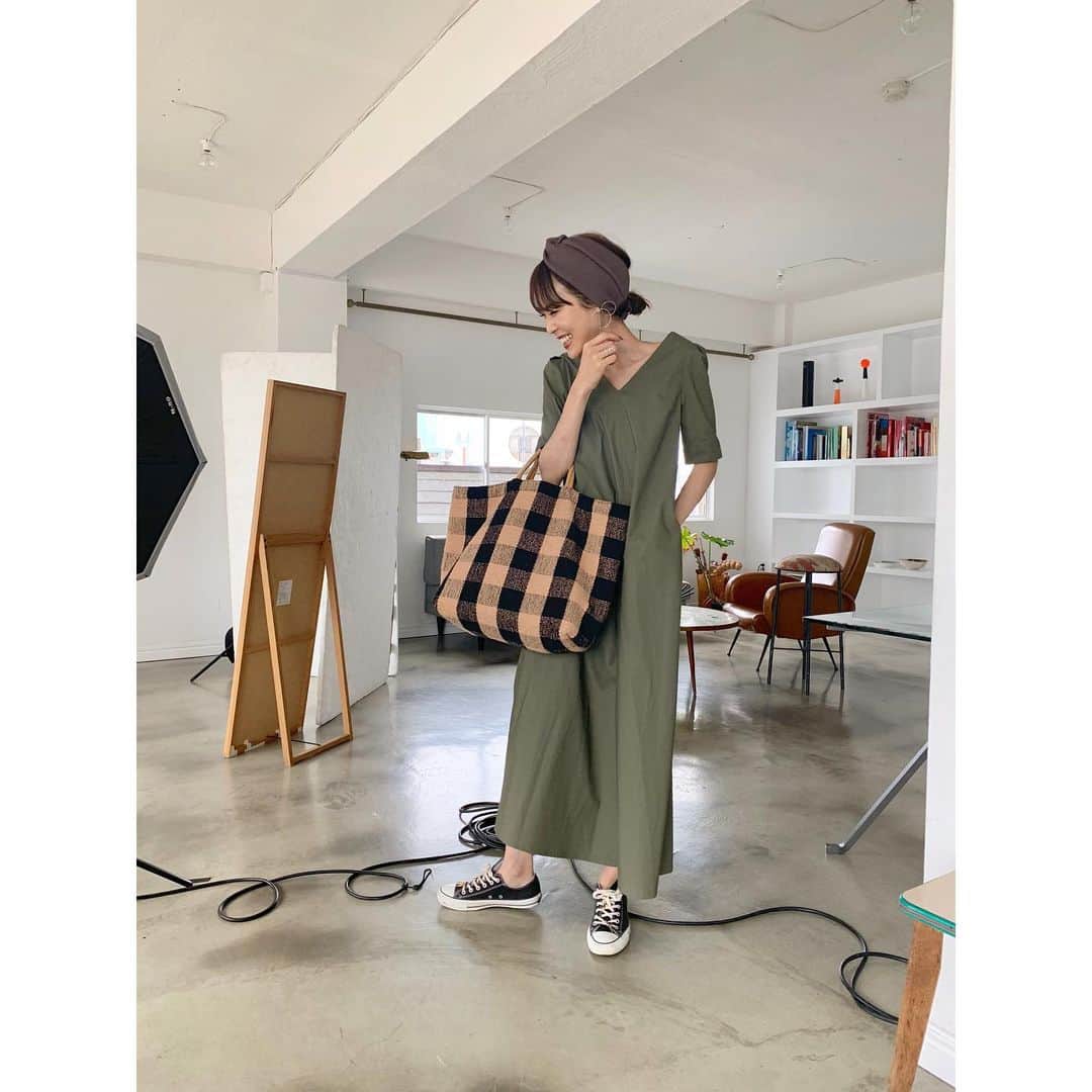 小林有里さんのインスタグラム写真 - (小林有里Instagram)「♡ popupそして 完全準備不足の 仮住まいへの引っ越し。 . そんな中での 朝からたっぷりヘア撮影。 . 終わった瞬間解き放たれた〜❤️ カラーもお褒め頂きるんるんな写真です。 . . . 帰りのガスガスヘアは ターバンですっきり♡ . . op... @lualla.official  bag... @havefun.vtg @lilascampbell  Turban... @marihoja . . #かあさん#少しバテぎみ #ootd#outfit#coordinate#fashion#momlife #ヘアアレンジ#大人ハイライト @zacc__kaname」5月28日 21時25分 - lilyshandmade