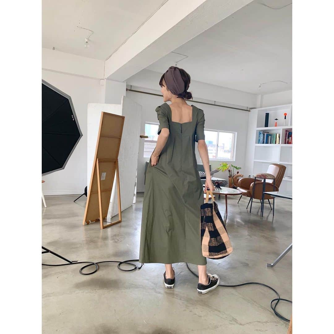 小林有里さんのインスタグラム写真 - (小林有里Instagram)「♡ popupそして 完全準備不足の 仮住まいへの引っ越し。 . そんな中での 朝からたっぷりヘア撮影。 . 終わった瞬間解き放たれた〜❤️ カラーもお褒め頂きるんるんな写真です。 . . . 帰りのガスガスヘアは ターバンですっきり♡ . . op... @lualla.official  bag... @havefun.vtg @lilascampbell  Turban... @marihoja . . #かあさん#少しバテぎみ #ootd#outfit#coordinate#fashion#momlife #ヘアアレンジ#大人ハイライト @zacc__kaname」5月28日 21時25分 - lilyshandmade