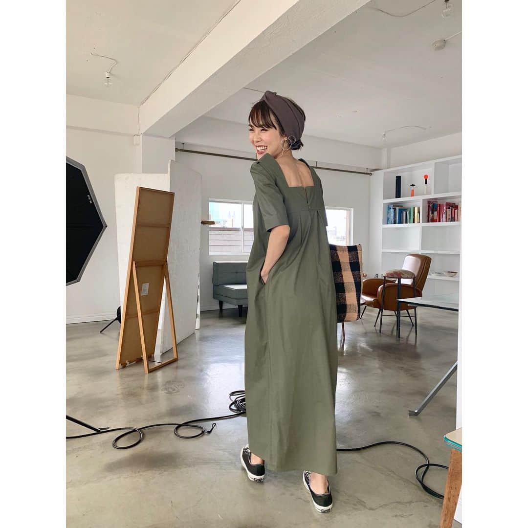 小林有里さんのインスタグラム写真 - (小林有里Instagram)「♡ popupそして 完全準備不足の 仮住まいへの引っ越し。 . そんな中での 朝からたっぷりヘア撮影。 . 終わった瞬間解き放たれた〜❤️ カラーもお褒め頂きるんるんな写真です。 . . . 帰りのガスガスヘアは ターバンですっきり♡ . . op... @lualla.official  bag... @havefun.vtg @lilascampbell  Turban... @marihoja . . #かあさん#少しバテぎみ #ootd#outfit#coordinate#fashion#momlife #ヘアアレンジ#大人ハイライト @zacc__kaname」5月28日 21時25分 - lilyshandmade