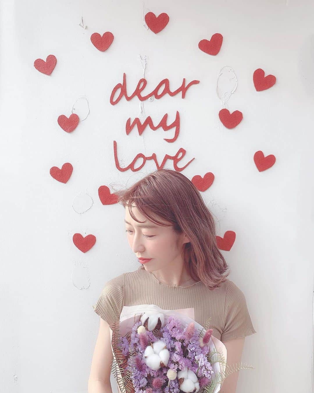のインスタグラム：「❤️⠀ ⠀ 韓国の文化の中で好きな一つ、 お花を送る習慣が多いこと𓍯⠀ その習慣があるから、街のそこら中に可愛いお花屋さんが沢山あったり、お花の自動販売機まである。ㅎㅎ 突然サプライズしなきゃいけなくなった時とかに 男の子が急いで買うのかな？:)⠀ ⠀  カフェの外観がとても可愛くてパシャり❤︎⠀ ⠀ #대현동#카페#카페스타그램#꼿#dearmylove」