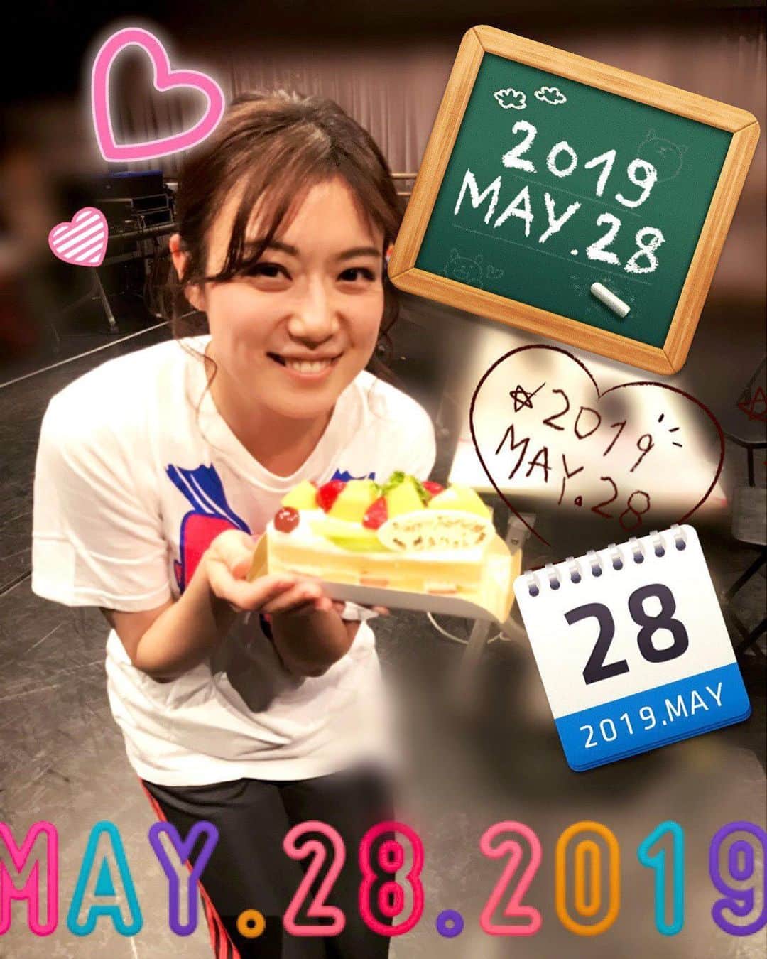 愛純もえりのインスタグラム：「35歳になりました❣️ . アラフォー来いやぁぁぁぁぁあ❗️笑 . 歩みののろいカメですが、 こんな自分が心から大好きだと言える生き方が出来ているので、 それが何より幸せです❤️🐢❤️ . . いつもありったけの愛を捧げてくれる家族には心から感謝しています。 . . そうだな、目標は 「頑張り」方の使い分け。 ある程度の大人になり、「頑張り」という精神だけでやり過ごしてはいけないシーンがありますよね。笑 仕事もプライベートもバランス大事。 . . 私の周りには大好きな人、大事な人が沢山、本当に沢山存在してくれています。 私の大好きな人達がいつも笑顔でいてくれる事が私の幸せ❤️ . . いつまでも続け。幸せの相乗効果。 . . そして、パルマのキャスト、スタッフさん達がお誕生日のお祝いしてくれました😭😭😭 ありがたや〜✨✨✨ . . #舞台パルマ」