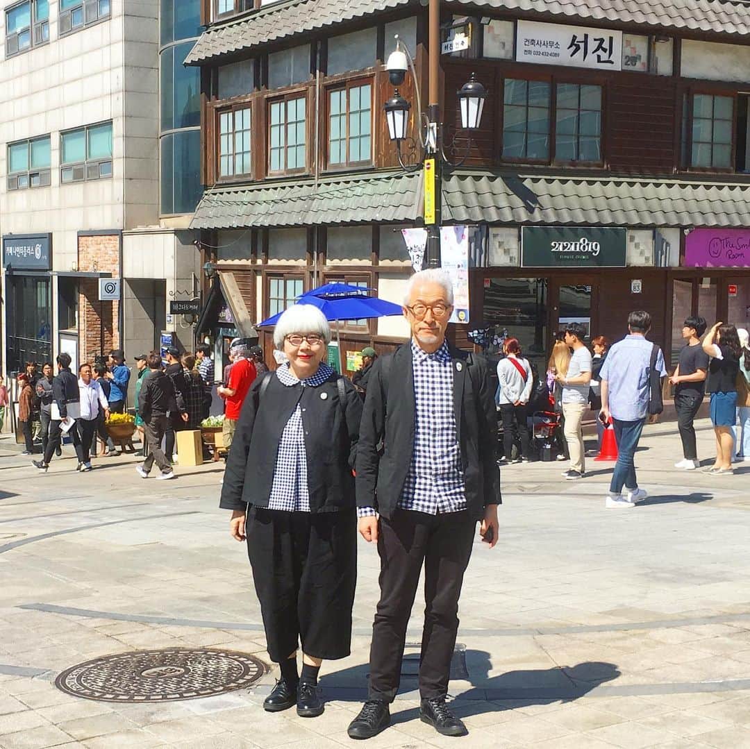 bon ponさんのインスタグラム写真 - (bon ponInstagram)「5月21日(火) 韓国最終日 ホテルで朝食 チェックアウト ・ 『仁川旧日本人街』🇯🇵 1883年に仁川(インチョン)が開港した際に設けられた、日本の租界を元にした伝統的建造物群の保存地域が『仁川旧日本人街』です。韓国の有名な俳優さんの撮影が行われていました🎥 ・ 『仁川チャイナタウン』🇨🇳 旧日本人街の西隣に、中華街『仁川チャイナタウン』があります。中華料理店や中国のお菓子や衣装を売るお店が約300メートル四方に集まっています。朝鮮時代末に開国して以来、約130年続いている韓国では珍しい中華街。 一画には童話をテーマにした、可愛らしい『松月洞童話村』があります。 ・ 昼食は、チャイナタウンの『共和春』で名物のチャジャンミョン(韓国風ジャージャー麺)を食べました。仁川市で100年余り前に誕生し、庶民的な中華料理として韓国各地に広まったチャジャンミョン。その草分けとして知られた一流の老舗『旧共和春』の名称と味を地元で引き継いだのが『共和春(コンファチュン)』です。具沢山のソースがたっぷり付いてきて、麺と混ぜ合わせていただきます。文句無しの美味しさでした😍👍 ・ 『仁川アートプラットフォーム』 チャイナタウンから坂道を下ったところに、近代開港期の建物を改造して工房や展示場などが造られています。ドラマのロケ地としても知られています。赤煉瓦の倉庫が並ぶ景色は、函館や横浜を彷彿とさせました。 ・ 仁川国際空港へ。 15:00発のアシアナ航空直行便で仙台空港へ✈️ 17:10仙台空港に着きました。 ・ ・ 6泊7日の韓国視察旅行🇰🇷 韓国観光公社様からお話をいただいた時は、長いかな〜と感じましたが、過ぎてしまえばあっという間でした。 私達の希望を取り入れてもらいながら、お薦めの場所をピックアップしていただき、内容の濃い充実した日々を過ごし、沢山の貴重な体験をさせていただいたことに心より感謝いたします🙏 韓国滞在中は、日本語が堪能なガイドさんが朝からホテルに戻るまで毎日同行してくださったので、何一つ不安になることもなく過ごすことができました。歴史に精通し、全ての出来事の年号まで記憶していらして、その博識に感嘆するとともに、多くの学びを与えていただきました。お人柄も素晴らしく、すっかりファンになった私達は、空港でお別れする時は別れ難くて切なかったです😢😢 毎日安全運転に徹してくださった運転手さんにも感謝いたします。 今回はソウルを中心に巡りましたが、韓国はまだまだ見所が沢山あって、何度でも訪ねてみたいと思いました。 食べ物も全てが美味しかったです😍😍 日本人の口に絶対合うと思います👍 ただ、どこのお店も量が多くて完食できないことが多々あったことがもったいなかったです。チヂミはお持ち帰りにしてホテルで食べました😅😅 完食できなかったのに、1日平均12000歩くらい歩いたのに、2人とも2kg太ってしまいました🤣🤣 滞在中お世話になったホテル(ロッテホテルソウル @lottehotelseoul )も、私達にはもったいないほどで、一流のホスピタリティに感心いたしました。 また、旅行中行く先々で多くの方にお声をかけていただいて、とても嬉しかったです😍😍日本と変わらないくらいで驚きました😳😳 今回、素晴らしいご縁をいただいた韓国観光公社様、温かく迎えてくださった韓旅サポーターズの皆様、また韓国でお目にかかった全ての皆様に心より感謝申し上げます。本当にありがとうございました🙏🙏 そして、この長い旅の記録を読んでくださったフォロワーの皆様、沢山のコメントをありがとうございます❣️ 私達と一緒に韓国旅行をした気分になっていただけたら、そして韓国に行ってみたいと思っていただけたら幸いです。 韓国は近いです✈️ 治安も良く、人々は親しく、食べ物も美味しく、安心して行くことができます。 韓国へ行った際には、ぜひ韓国観光公社が運営している『K-Style Hub』@kstylehub を訪ねてみてください🇰🇷🇯🇵 ・ ・ #韓国視察旅行 #韓国観光公社 #ソウルで一週間暮らし #韓旅サポーターズ #Kスタイルハブ #kstylehub #ソウル #ロッテホテルソウル #LOTTEHOTELSEOUL #夫婦 #60代 #ファッション #コーディネート #リンクコーデ #夫婦コーデ #グレイヘア #白髪 #共白髪 #couple #over60 #fashion #coordinate #instafashion #instagramjapan #greyhair #bonpon511」5月28日 21時10分 - bonpon511