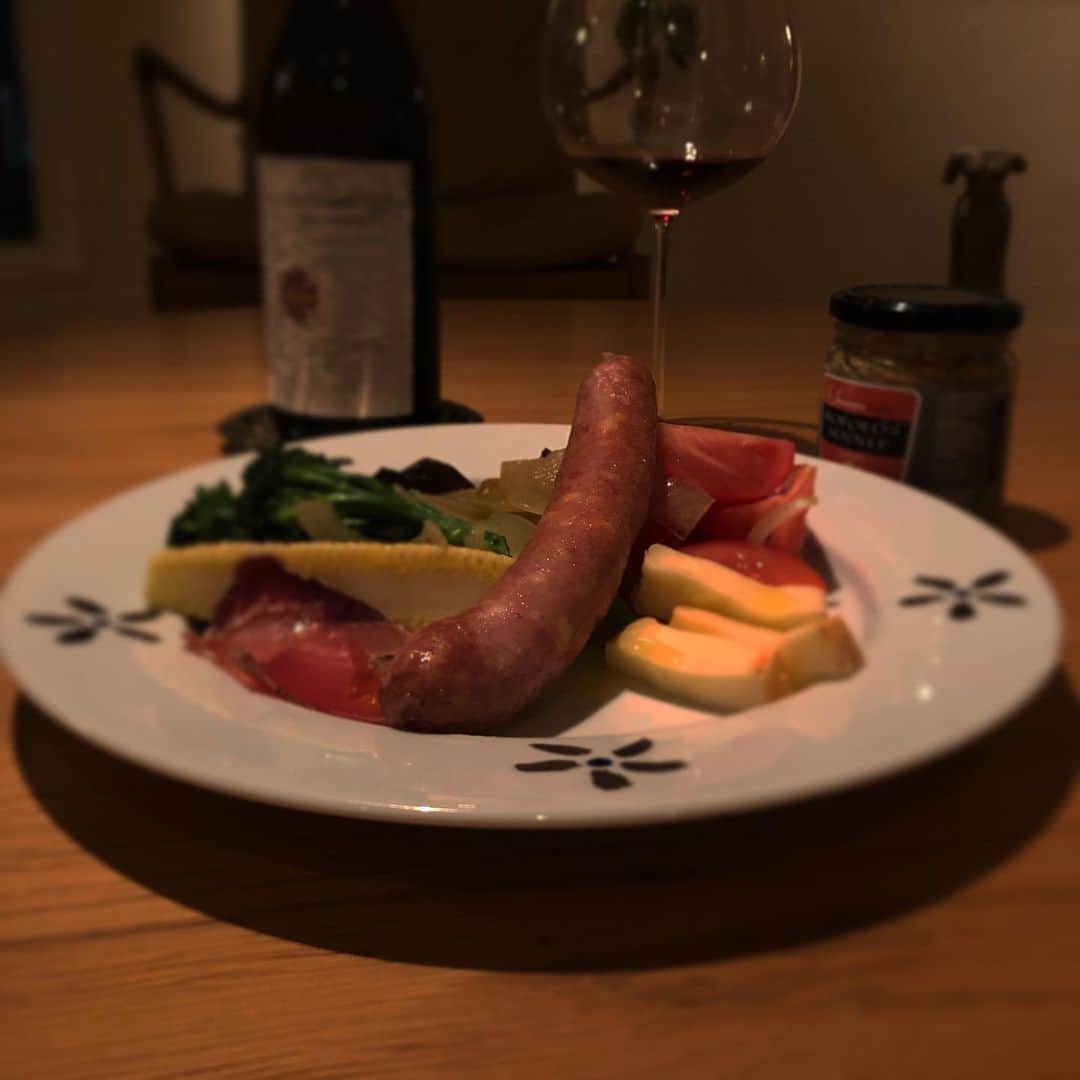 行正り香さんのインスタグラム写真 - (行正り香Instagram)「北海道で買ってきたソーセージと北海道産の野菜。食材がおいしいと、何にもしないのが一番です。バルバレスコと。#rikayukimasa #行正り香#北海道#ワイン」5月28日 21時13分 - rikayukimasa