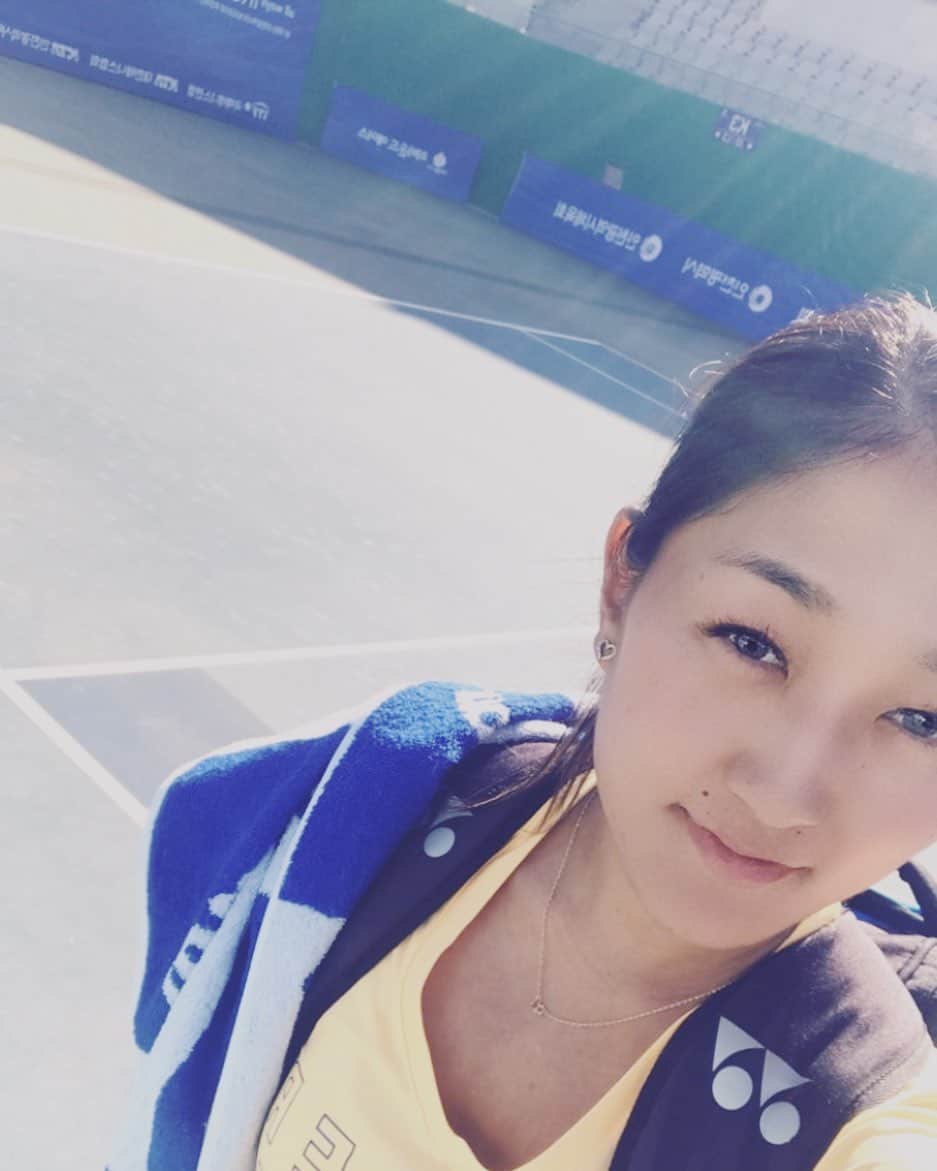 奥野彩加さんのインスタグラム写真 - (奥野彩加Instagram)「今日は6-1、6-0で予選突破。そしてダブルスも勝利🎾💫💨 オフも無く、、毎日外で、、真っ黒になってきた--。 #日焼け止め塗ってます #仁川  #韓国 #明日も頑張ってきます ☀️ #인천 #한국 • • #テニス #トレーニング #アスリート #筋トレ #筋トレ女子 #スポーツ #tennis #sports #life #gym #training #fitness #fit #athlete #japanese #smile #tennisplayer #work #테니스 #연습 #훈련 #스포츠  #운동 #love」5月28日 21時23分 - ayakaokuno