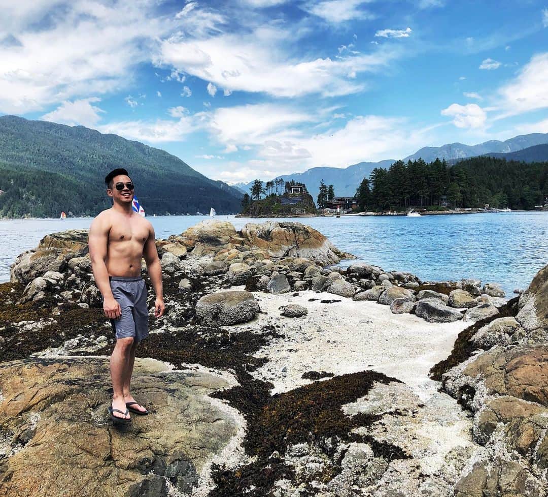 ヒューバートのインスタグラム：「Pretty much at dad bod mode after eating my way through town. Bye Vancouver, be seeing you again someday~」