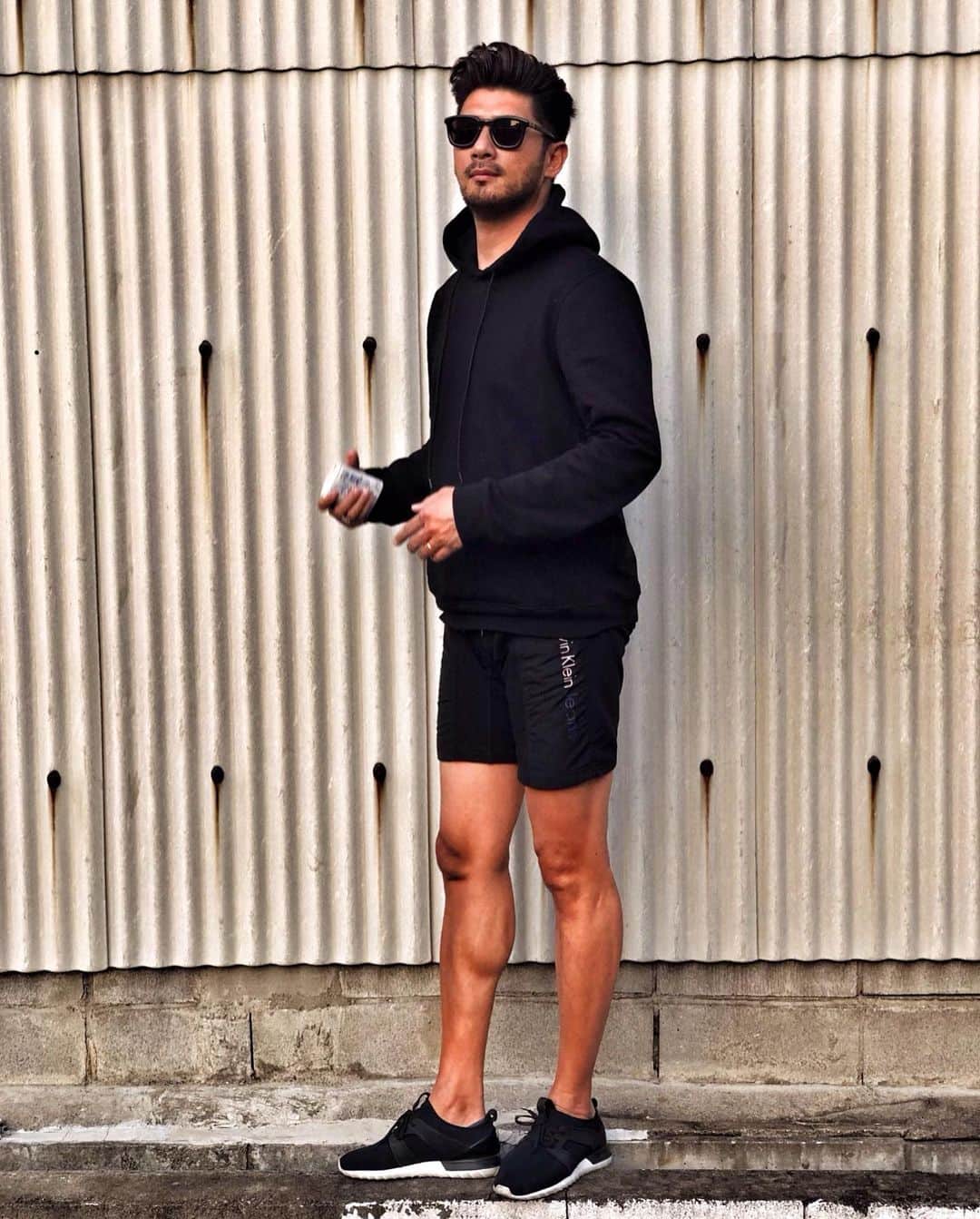 Motokiさんのインスタグラム写真 - (MotokiInstagram)「. . . 俺のふくらはぎ💢 俺の膝👨🏿‍🦰 hoodie…#prada pants……#calvinklein  shoes……#moncler  eyewear…#moncler」5月28日 21時18分 - motoki916