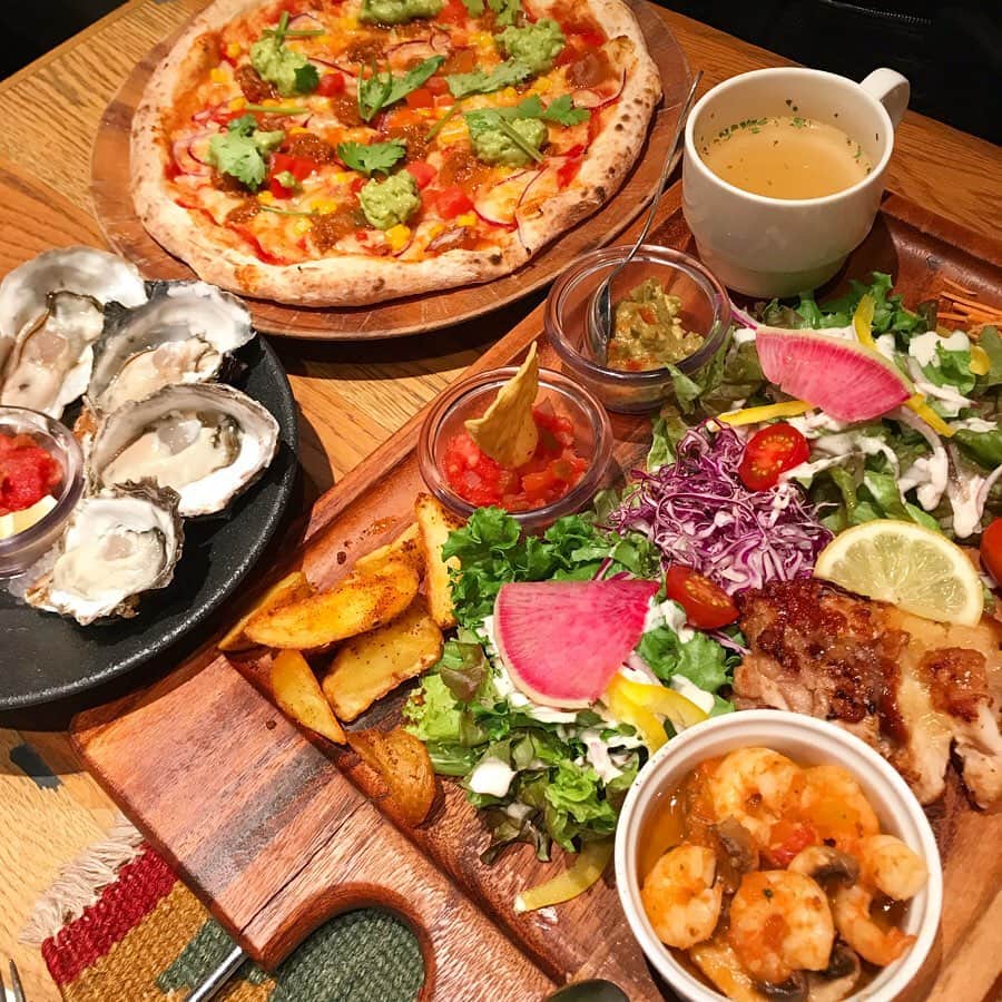 紀伊さつきのインスタグラム：「先日あの偉大な先輩方に連れて行ってもらった、#メキシコ料理 のお店！ ものすごく、ものすごーく、美味しかった◎ ・ #載せきれてない写真がたまってる、、 ・ #樟葉 #くずはモール #ホメラ #homella  #タコス #トルティーヤ #ローストビーフ #ガーリックシュリンプ #チョリソー #ハーブレモンチキン #生牡蠣 #ピザ」