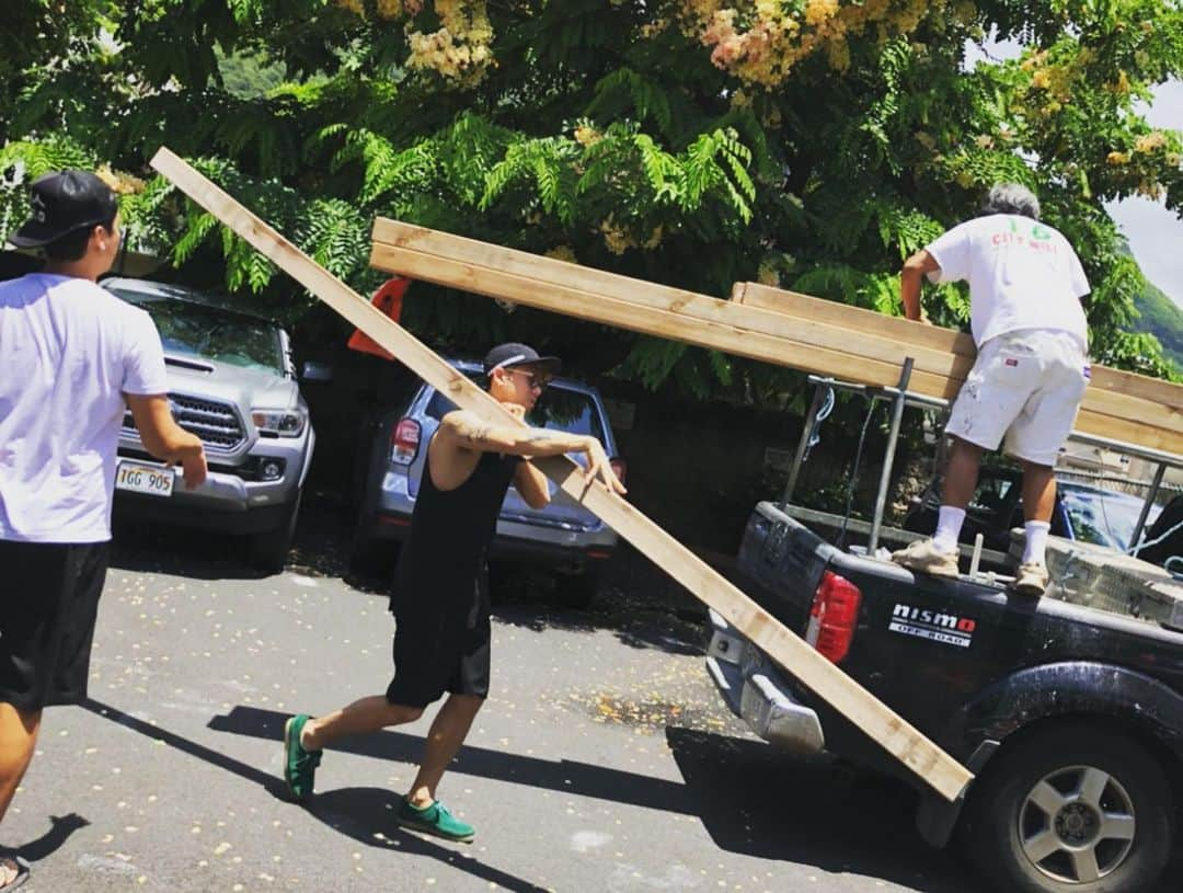 川畑要さんのインスタグラム写真 - (川畑要Instagram)「Hawaiiのfamilyが来たよん🌴🤟✨ 搬入手伝ったの懐かしい😁 今度楽曲制作しようねー‼️ @jplam  @offthehookpokemarket 💪(￣^￣)ゞ要  #川畑要  #chemistry  #singer  #かなめ屋 #hawaii  #offthehookpokemarket  #manoa  #緑のスタバ」5月28日 21時26分 - kawabata1979