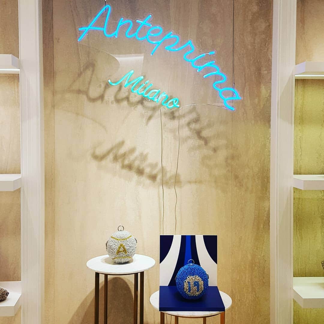 ANTEPRIMAさんのインスタグラム写真 - (ANTEPRIMAInstagram)「Spotted the unique BOWLING collection in our stores in Hong Kong!  Echoing with our seasonal motif as Sports Elegance, these eye-catching pieces in bowling and tennis shapes have successfully drawn everyone’s attention during our SS19 runway show. Explore this striking collection now at our stores and keep ROLLING!! #anteprima #SS19 #BOWLING #tennis #springsummer2019 #springbag #springlook #wirebag #anteprimawirebag #fashion #style #stylish #sports #elegance #sporty #photo #handbag #instabags #Growing #Rolling #Evolving #ootd #luxury #italian #instafashion #instabags #fashiondesign #アンテプリマ #ワイヤーバッグ #キラキラバッグ #春バッグ」5月28日 21時27分 - anteprimaofficial