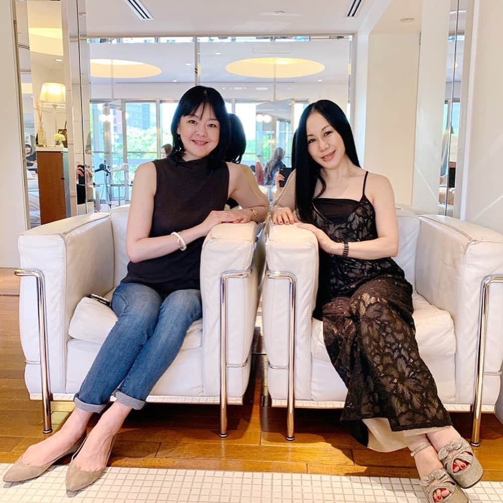 上田祥子さんのインスタグラム写真 - (上田祥子Instagram)「衝撃のビフォア&アフター❗️ AMATAの夢のような新トリートメント、”VERTEX(ヴァーテェクス)”で、驚きの変化、嬉しい✨ 業界初、10種類のケラチンとフラーレンの力で最高峰の毛髪補強、保湿、質感を形成。だから、一度の施術でこんなキレイが叶ってしまうんです。強度や弾力を改善する水鳥由来ダウン、フェザーケラチン、人毛由来ケラチンなど10種類のケラチンに加え、セラミドNGや13種の植物エキスが保水力やバリア機能を強化。もう触った感じ、ボリューム感、コシ、ツヤ、ハリ、自分の髪史上最高かも✨そして美の進化が止まらない美香さんとも久々にゆっくりお会い出来て嬉しかった💗 VERTEX Treatment (GRADE 5)超スペシャルウルトラおすすめです！#AMATA #VERTEX #美香 さん #ヘアトリートメント #髪のエイジングケア #上田祥子」5月28日 21時30分 - uedasachikoinsta