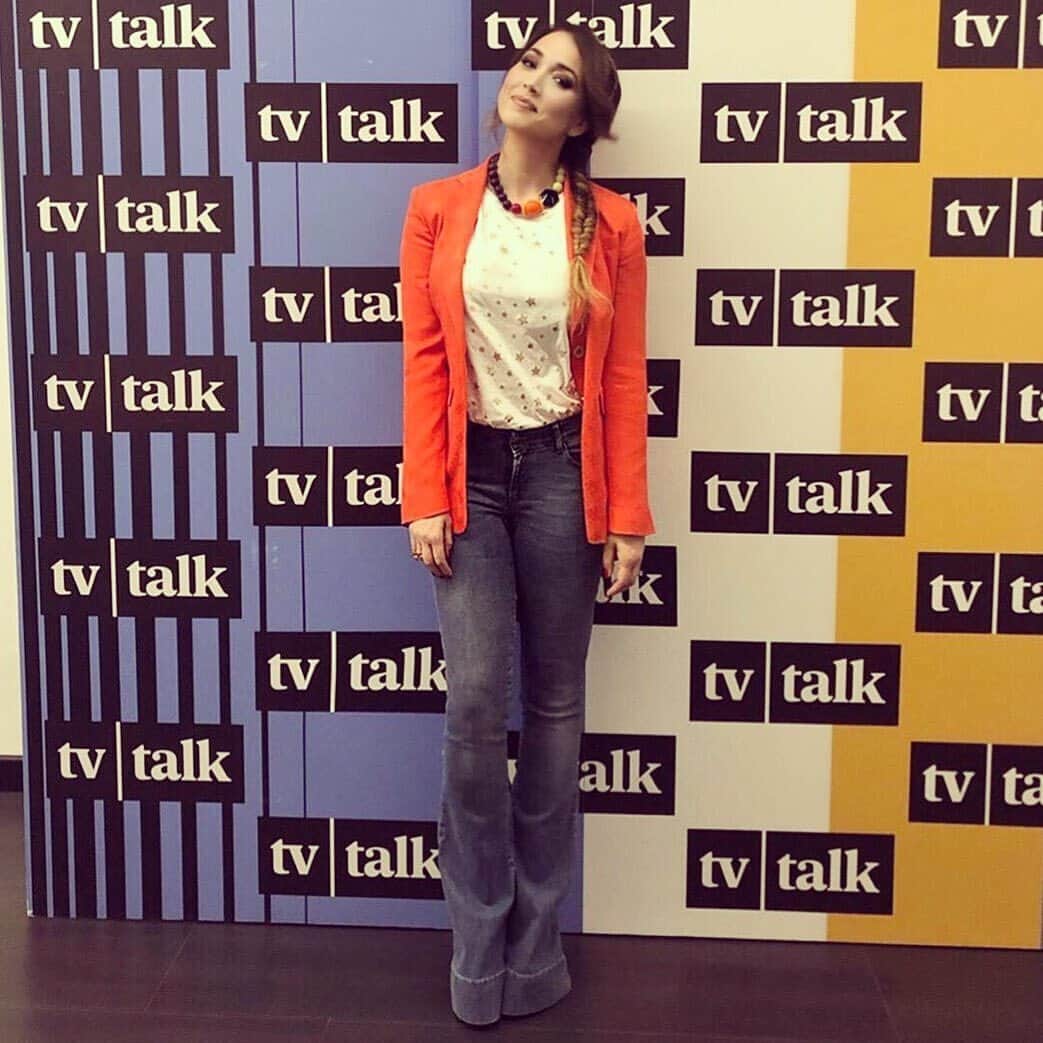 のインスタグラム：「Perfetta @chiarafrancini in #CompagniaItaliana: la bellissima attrice indossa la collezione #SS19 a #tvtalk.  #DiscoveringCompagniaItaliana」
