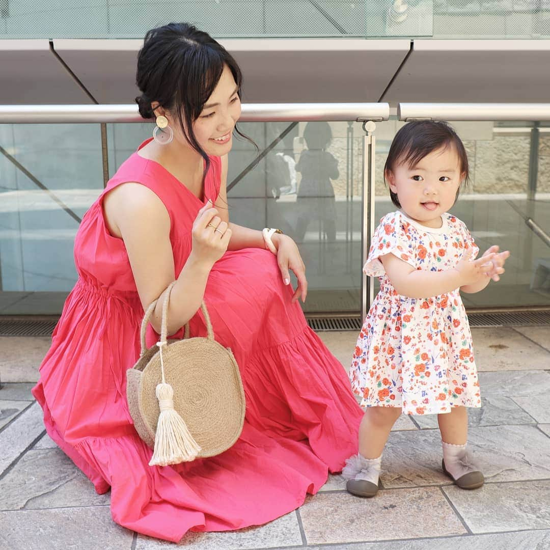 Eri Satoさんのインスタグラム写真 - (Eri SatoInstagram)「redリンクコーデ · one-piece: @titivatejp bag: @museco_jp · 先日のコーデ 娘のワンピと色を合わせてみたよ💕 バッグは@museco_jp でGET  手作りのタッセルをつけてみたよ 最近娘の成長が著しい😂 · この日は @haruru0724 ちゃん親子と六本木ヒルズへ 【GREE メディア インフルエンサーmeet up】に参加してきました · GREEといえば、 インテリア系の#LIMIA @limiajp コスメ系の#ARINE @arine_beauty 料理系の#moguna @moguna_com などのコンテンツを利用したことがある人もいるのでは😊 · 今回のイベントでは ポールジョーのコスメを使ったメイクセミナーやコジマジックさんの収納術を聞くコーナーも✨ 協賛企業の素敵で便利なアイテムもたくさんご紹介頂けて楽しいイベントでした😋 ぜひタグ付けしたアカウントをチェックしてみてね💕 · blogも書いてるので @satoeri626 のURLからどうぞ👀 · #グリーメディア#ティアードノースリーブリラックスワンピース #ティティベイト#titivate  #titivatestyle#fashion#ootd#outfit#code#coordinate#style#ファッション#コーディネート#コーデ#プチプラ#プチプラコーデ#ママコーデ#シンプルコーデ#mamagirl#locari#ママファッション #partegram #親子リンクコーデ愛好家 #l4like#カジュアル#お洒落さんと繋がりたい」5月29日 3時01分 - satoeri626