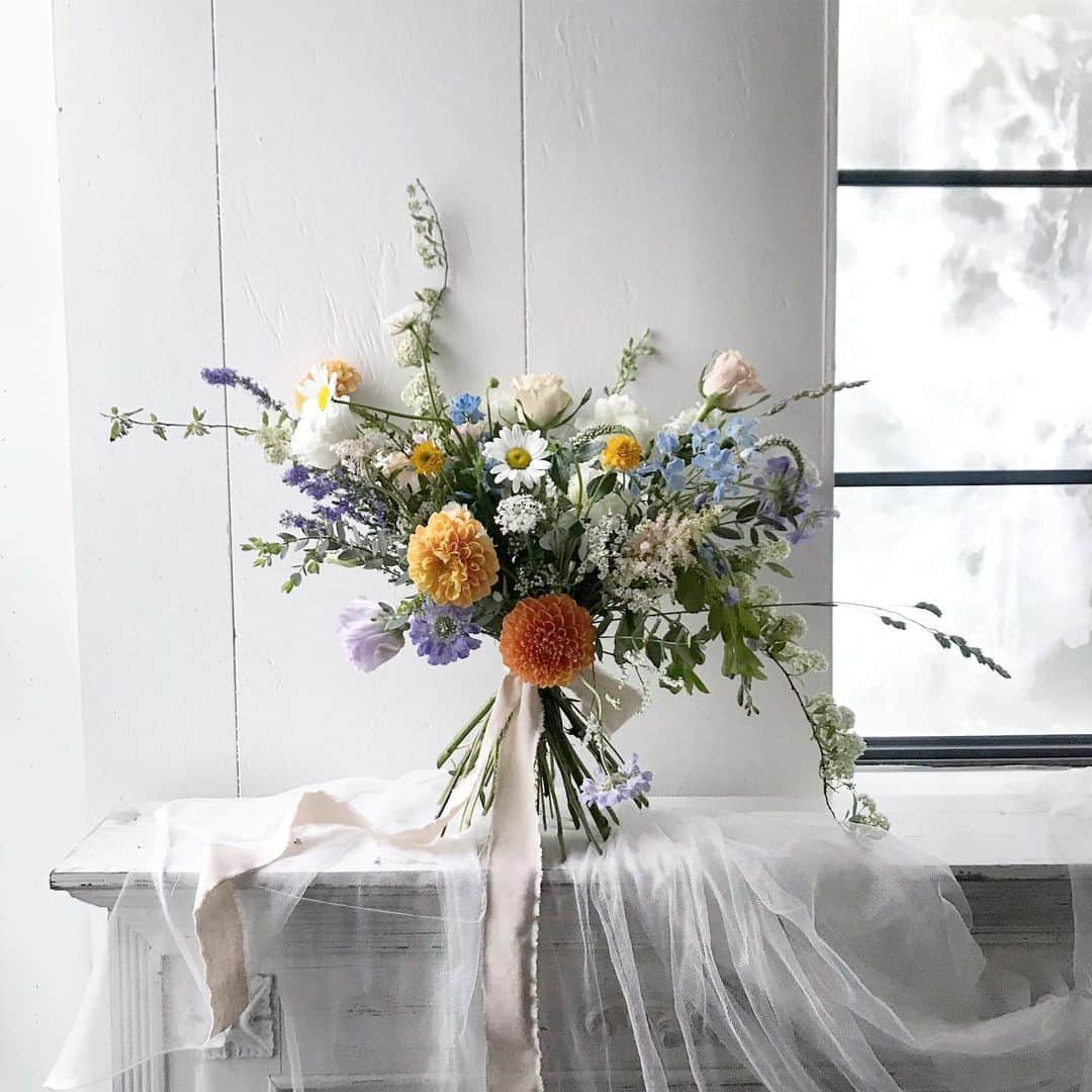 플로리스트 이주연 florist Lee Ju Yeonさんのインスタグラム写真 - (플로리스트 이주연 florist Lee Ju YeonInstagram)「. . #웨딩부케 #촬영용부케 #bouquet . 즐거웠던 시간 오늘 고생했어요 🥰 . #수업문의 #주문예약 #lesson #Order  Katalk ID vaness52 클래스상시모집 당일꽃주문가능 WeChat ID vaness_flower E-mail vanessflower@naver.com . 강남구 역삼동608-16 📞02-545-6813 . #vanessflower #florist #flowershop #handtied #flowerlesson #花束 #花束包装 #바네스플라워 #플라워카페 #플로리스트 #꽃다발 #부케 #플로리스트학원 #역삼동꽃집 #역삼역꽃집 #언주역꽃집 #꽃꽂이수업 #플라워레슨 #꽃다발포장법 #꽃수업 #꽃주문 #하우스웨딩 #대관」5月28日 21時35分 - vanessflower