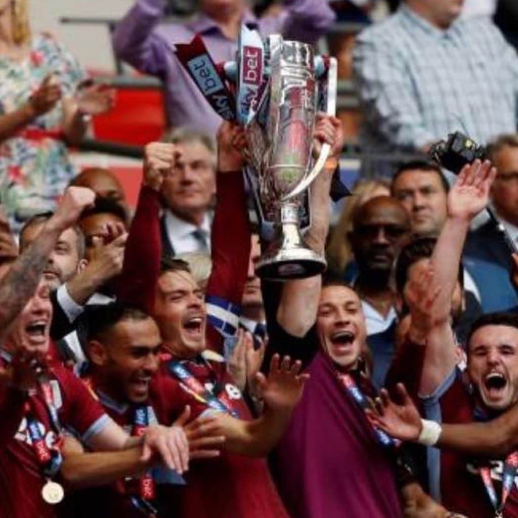 ジェームス・チェスターのインスタグラム：「Finally 💜🦁 @avfcofficial」