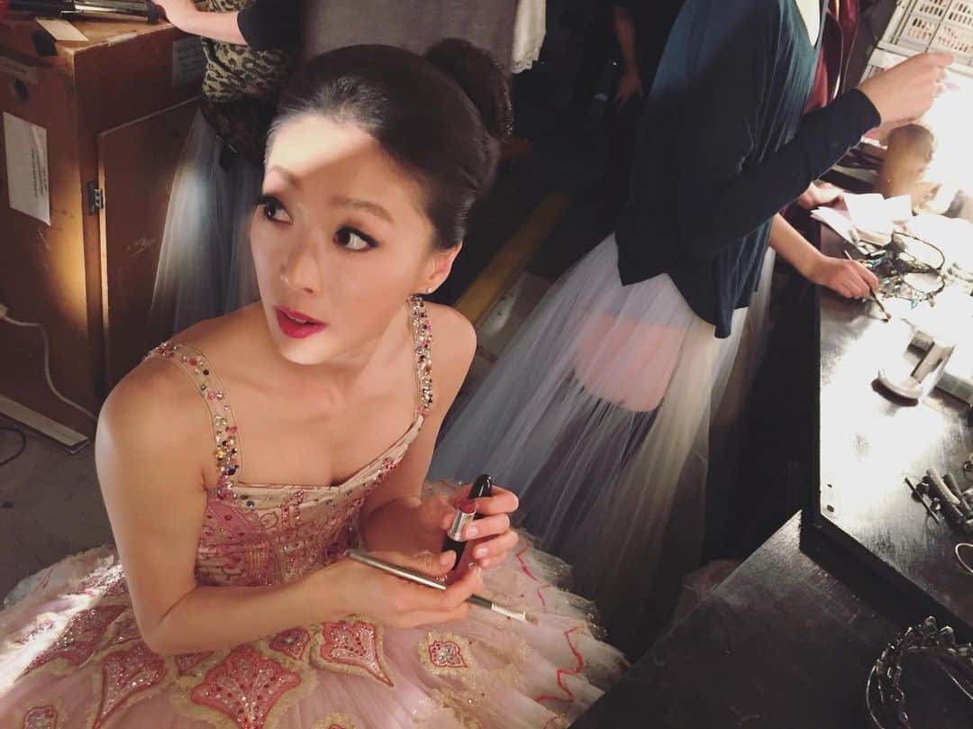 のインスタグラム：「Getting ready and excited about my future 💄 Happy #tututuesday everyone 💕 キラキラ輝く未来がすぐそこまできてる🌟  #ballet #ballerina #ballerinalife #happy #happiness #dance #art #幸せ #バレエ #バレリーナ #rehearsal #travellife #work #gobeyond #skii #light #bright」
