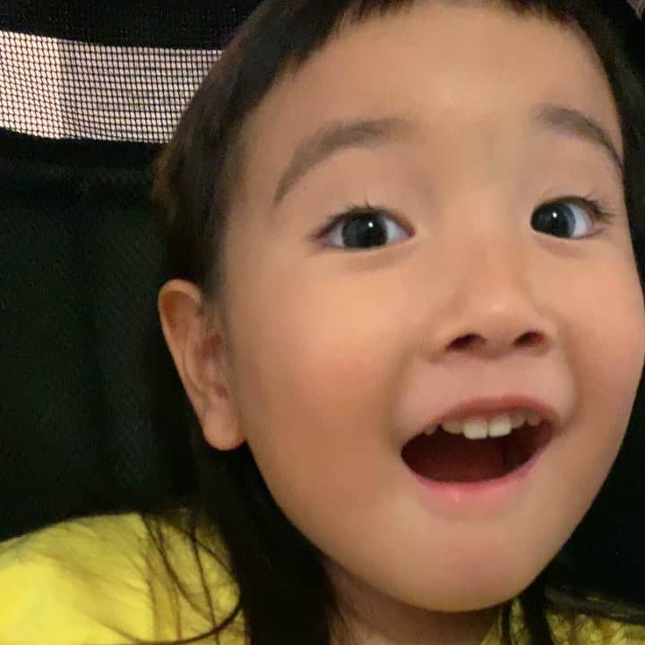 のインスタグラム：「先日の東京出張中お母さんもベビーカー乗りたいなぁ疲れちゃったなぁでも頑張る💪 と娘に言ったら、すごい優しく励ましてくれた娘🥰💕😂 #日夕佳 #女の子 #3歳10ヶ月 #娘 #沖縄 #okinawa #kids」