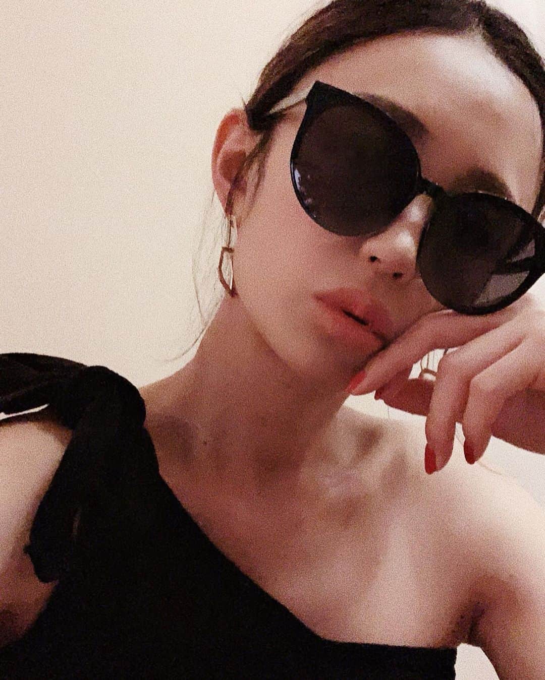 asami0510のインスタグラム：「ボディスーツと同じワッフル生地のワンショルトップス♡ これもパット付きで下着問題も無しだよ！ BK,WH,BRのS.Mサイズ展開 30日発売 #MIRROR9 #champdefleurs #new #fashion #styling #coordinate #ミラーナイン」